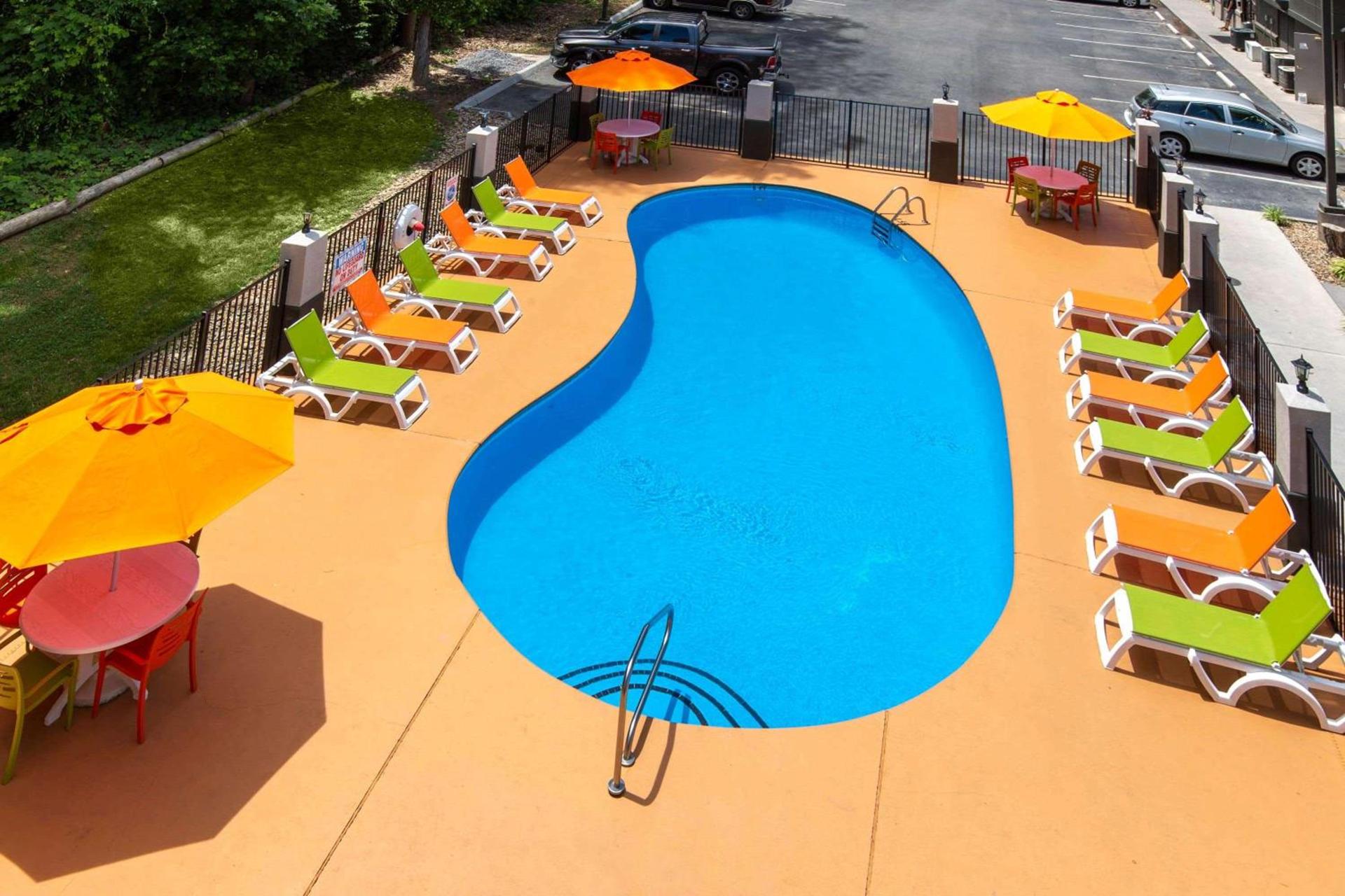 Super 8 by Wyndham Pigeon Forge-Emert St photo 3
