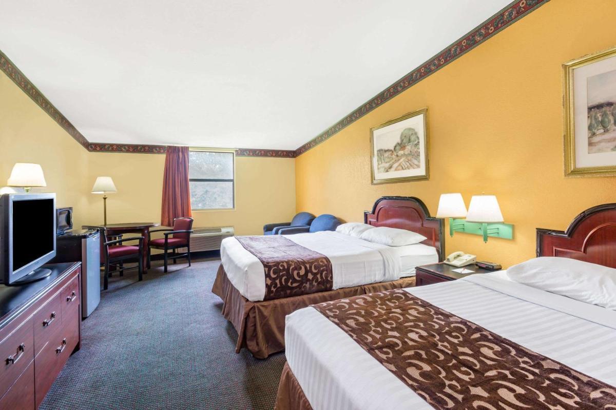 Howard Johnson by Wyndham Lake City photo 8