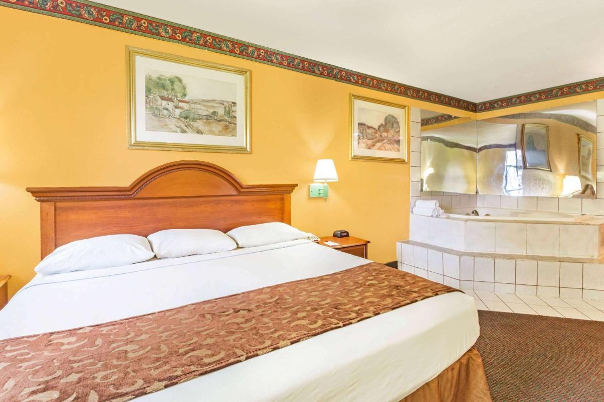 Howard Johnson by Wyndham Lake City photo 20