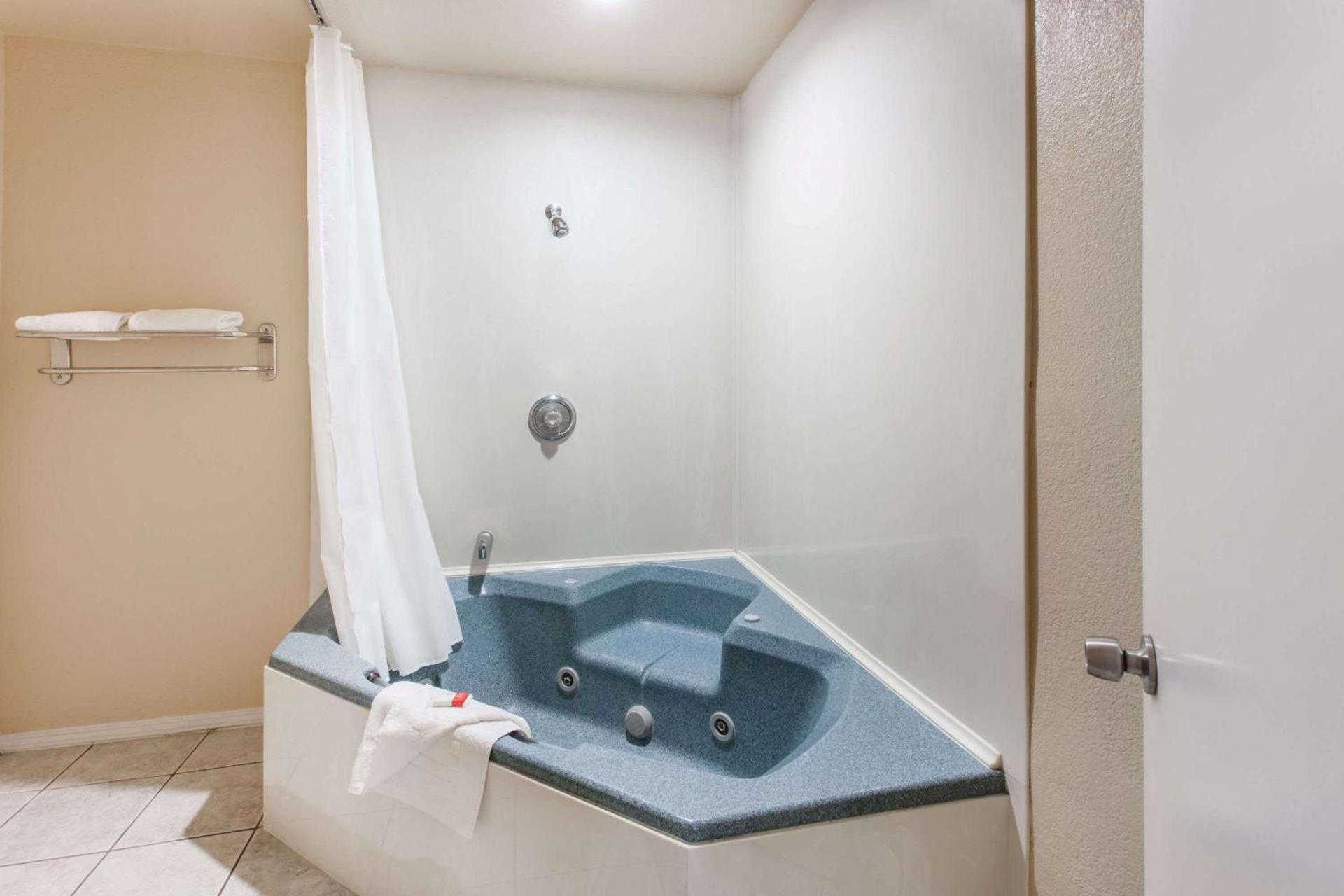 Travelodge by Wyndham San Diego SeaWorld photo 14