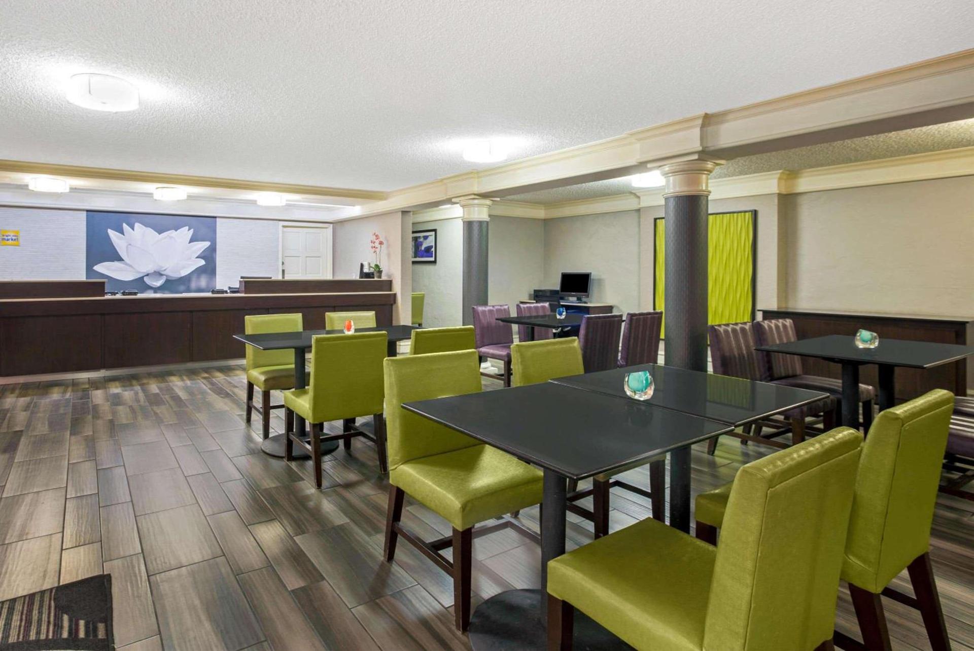 La Quinta Inn by Wyndham Fresno Yosemite photo 2