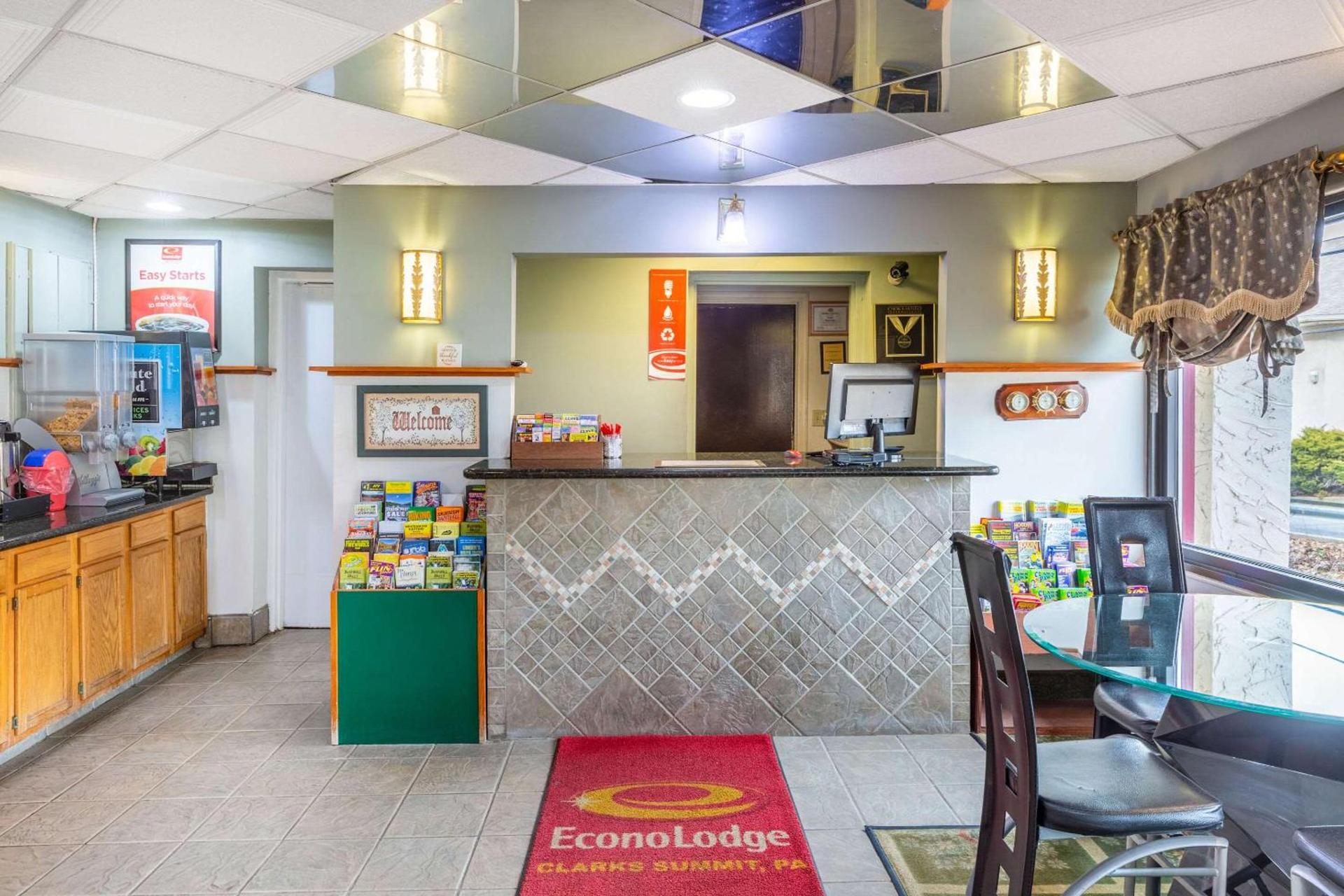 Econo Lodge Clarks Summit - Scranton photo 7
