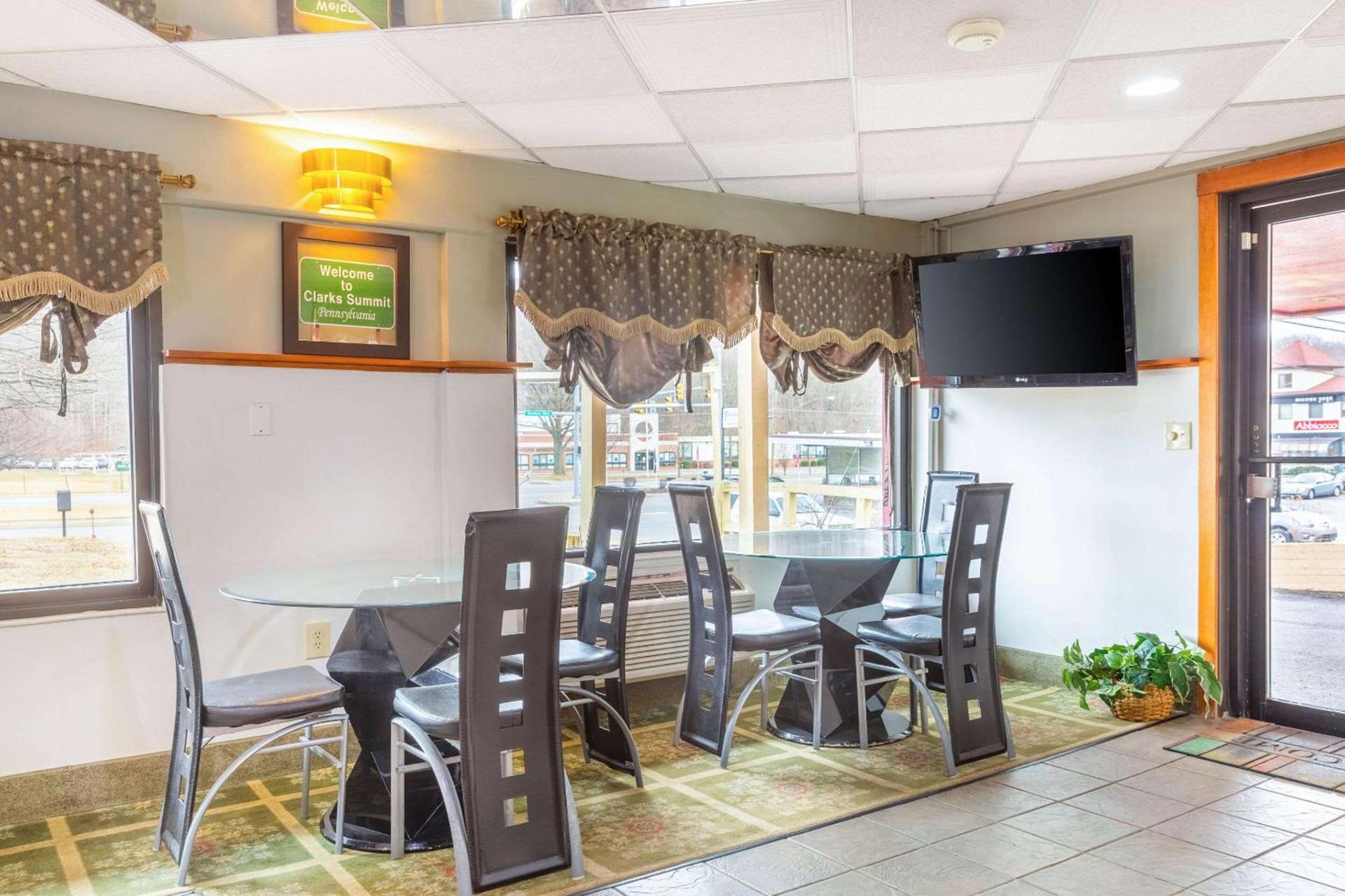 Econo Lodge Clarks Summit - Scranton photo 8