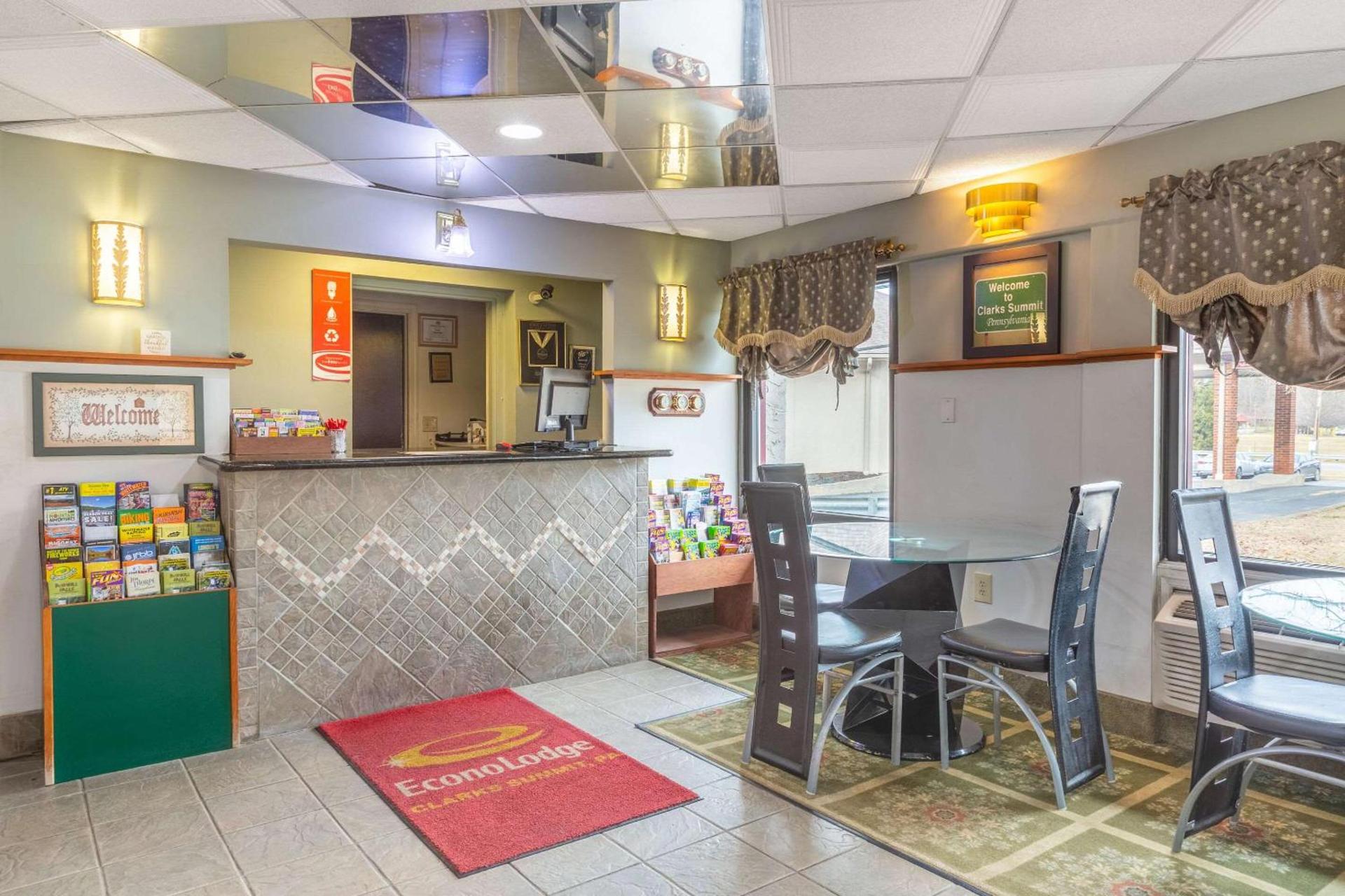 Econo Lodge Clarks Summit - Scranton photo 9