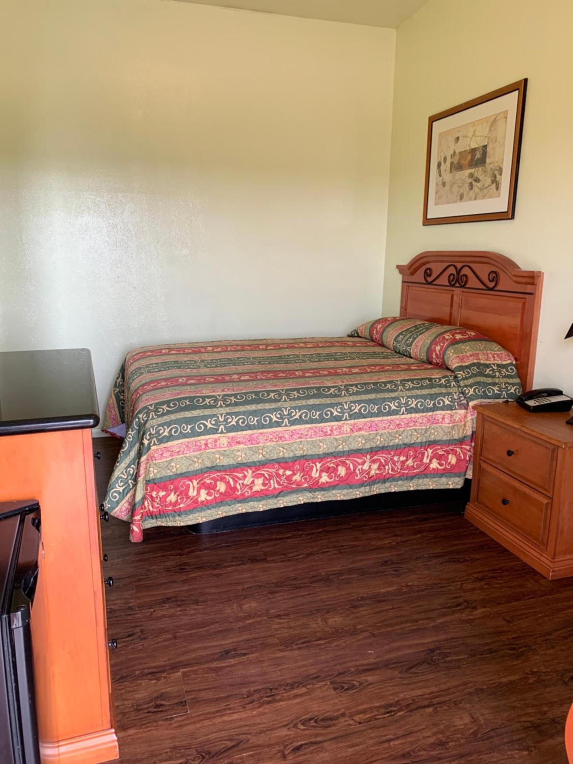 Economy inn photo 21
