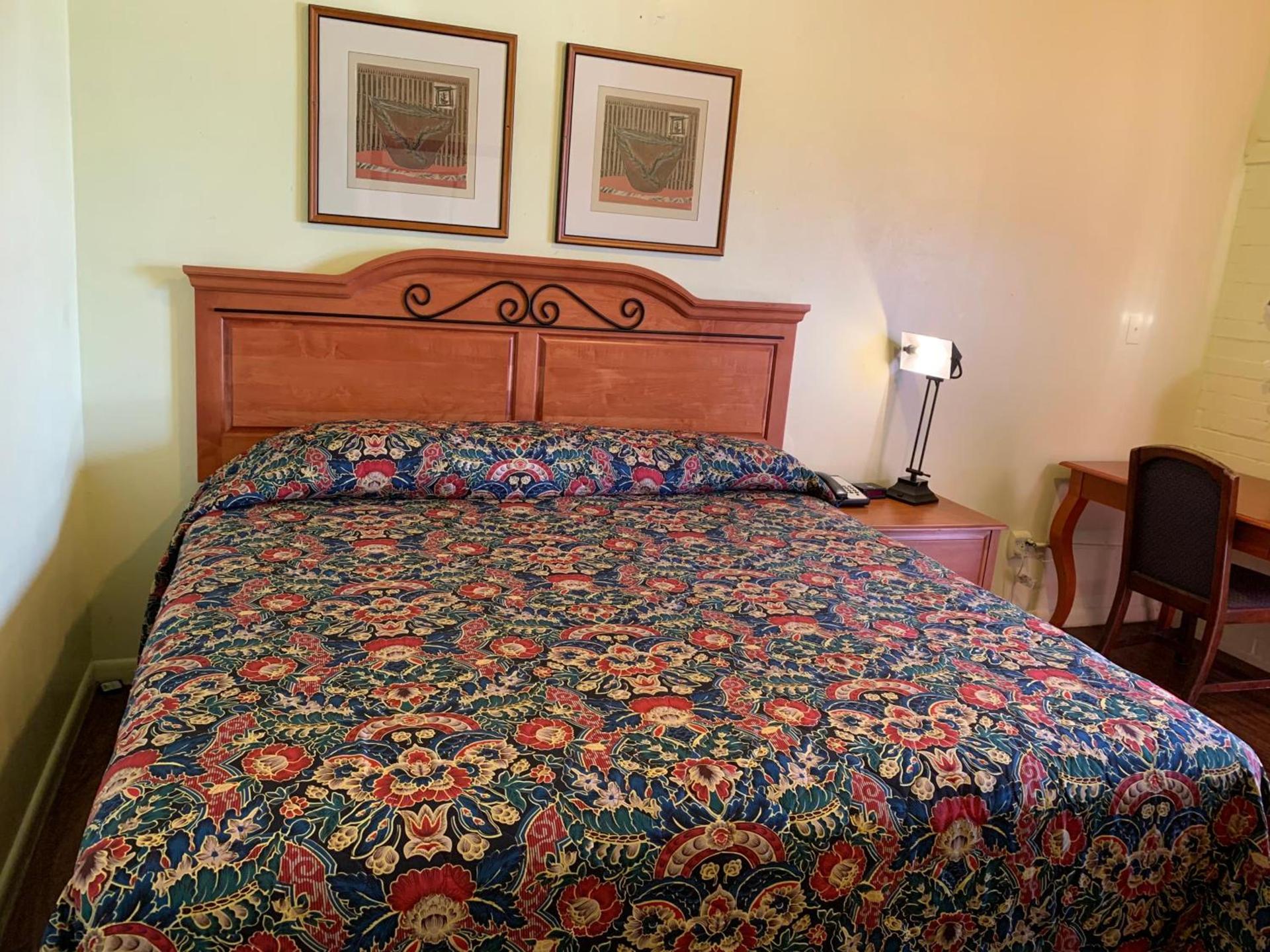 Economy inn photo 15