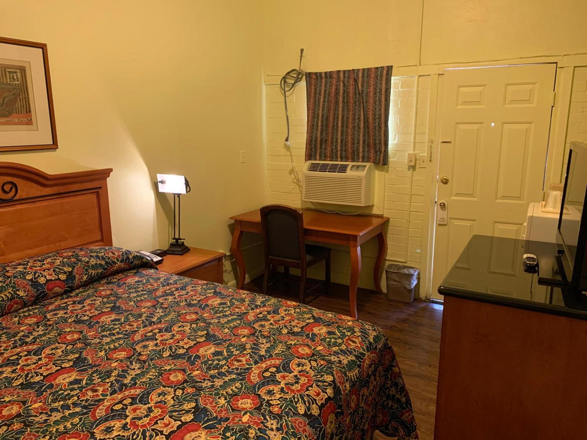 Economy inn photo 12