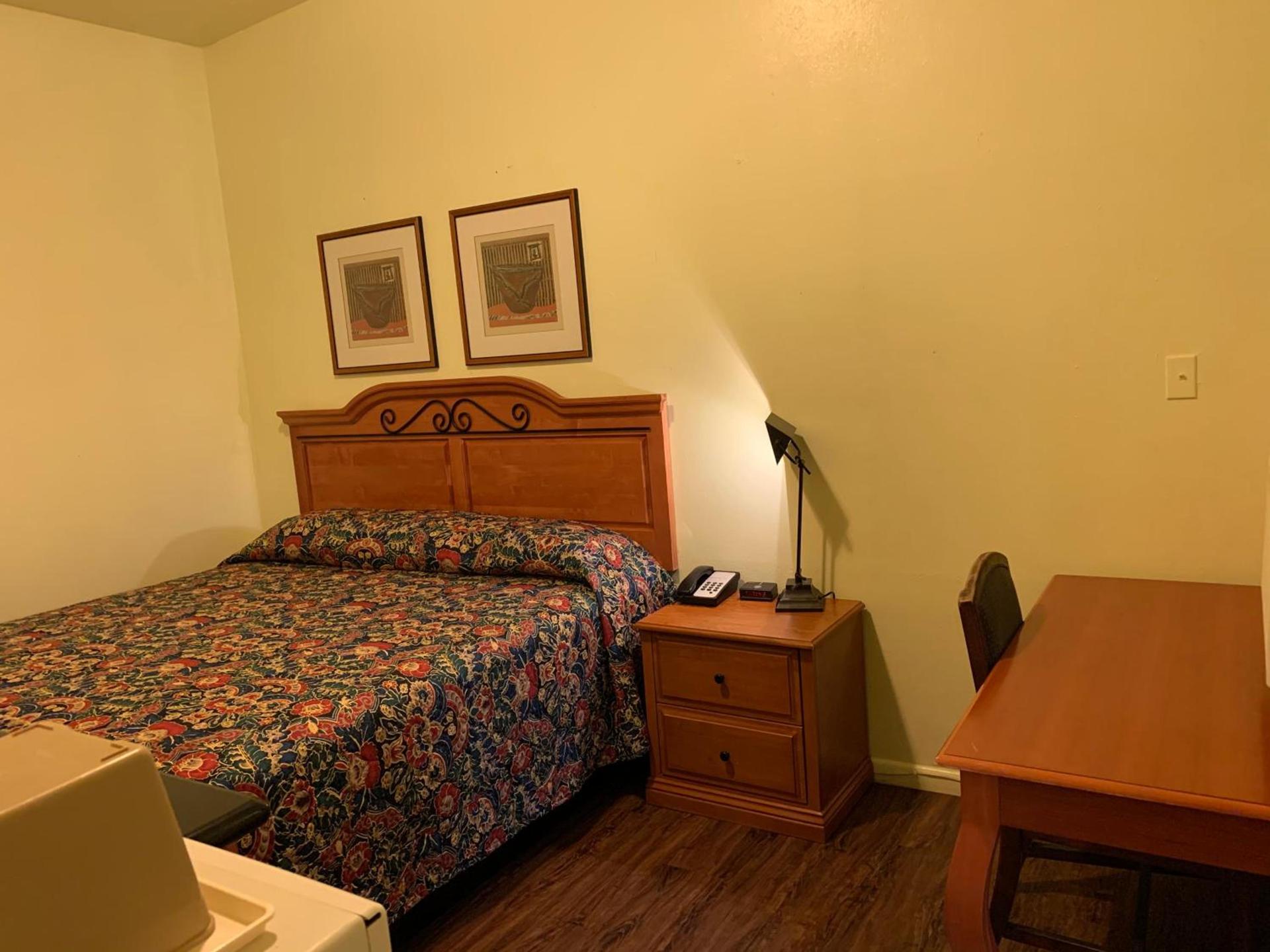 Economy inn photo 11