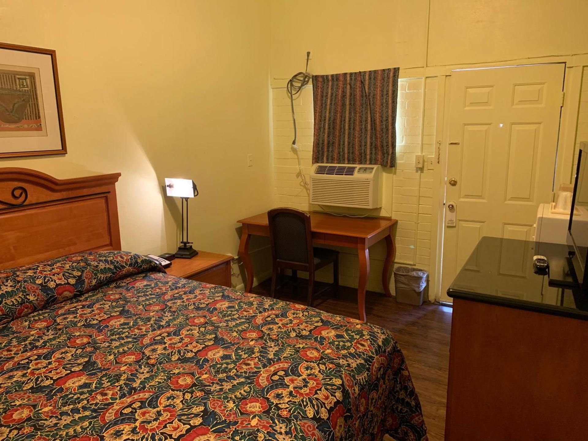 Economy inn photo 10