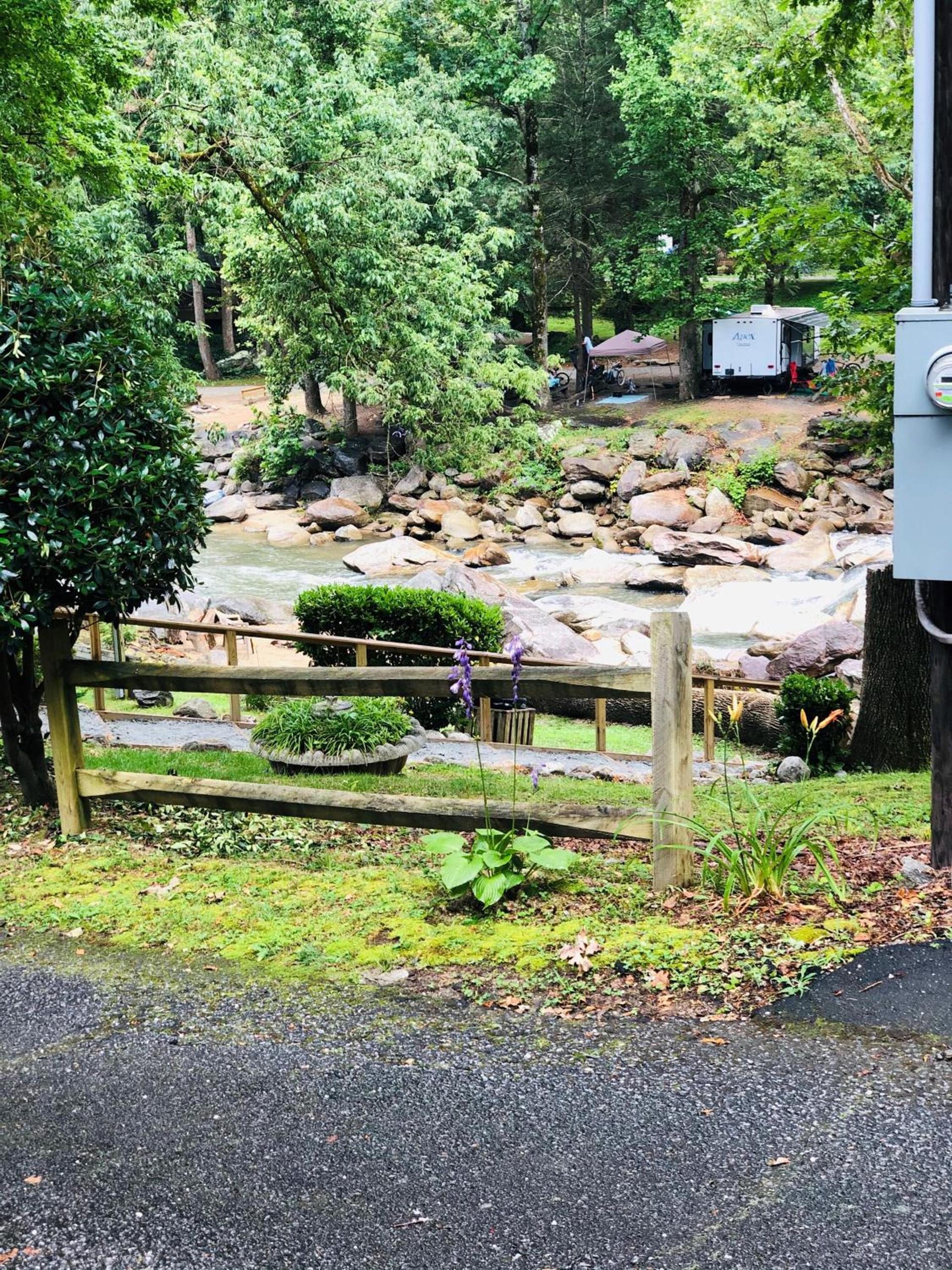 The Evening Shade River Lodge and Cabins photo 5