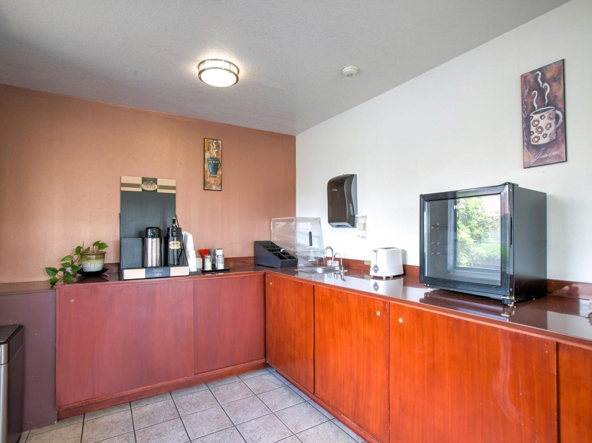 OYO Woodland Hotel and Suites photo 8