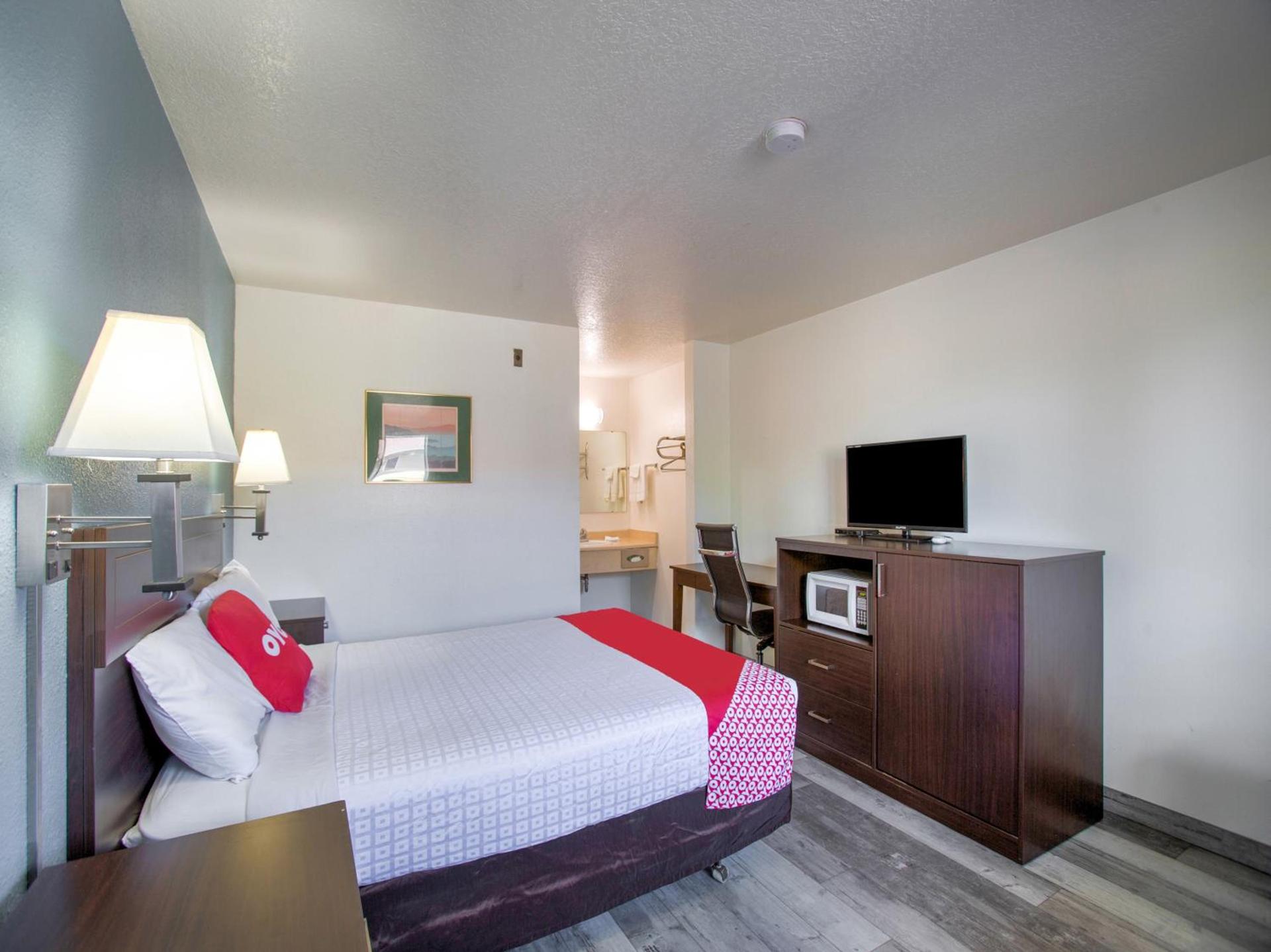 OYO Woodland Hotel and Suites photo 31