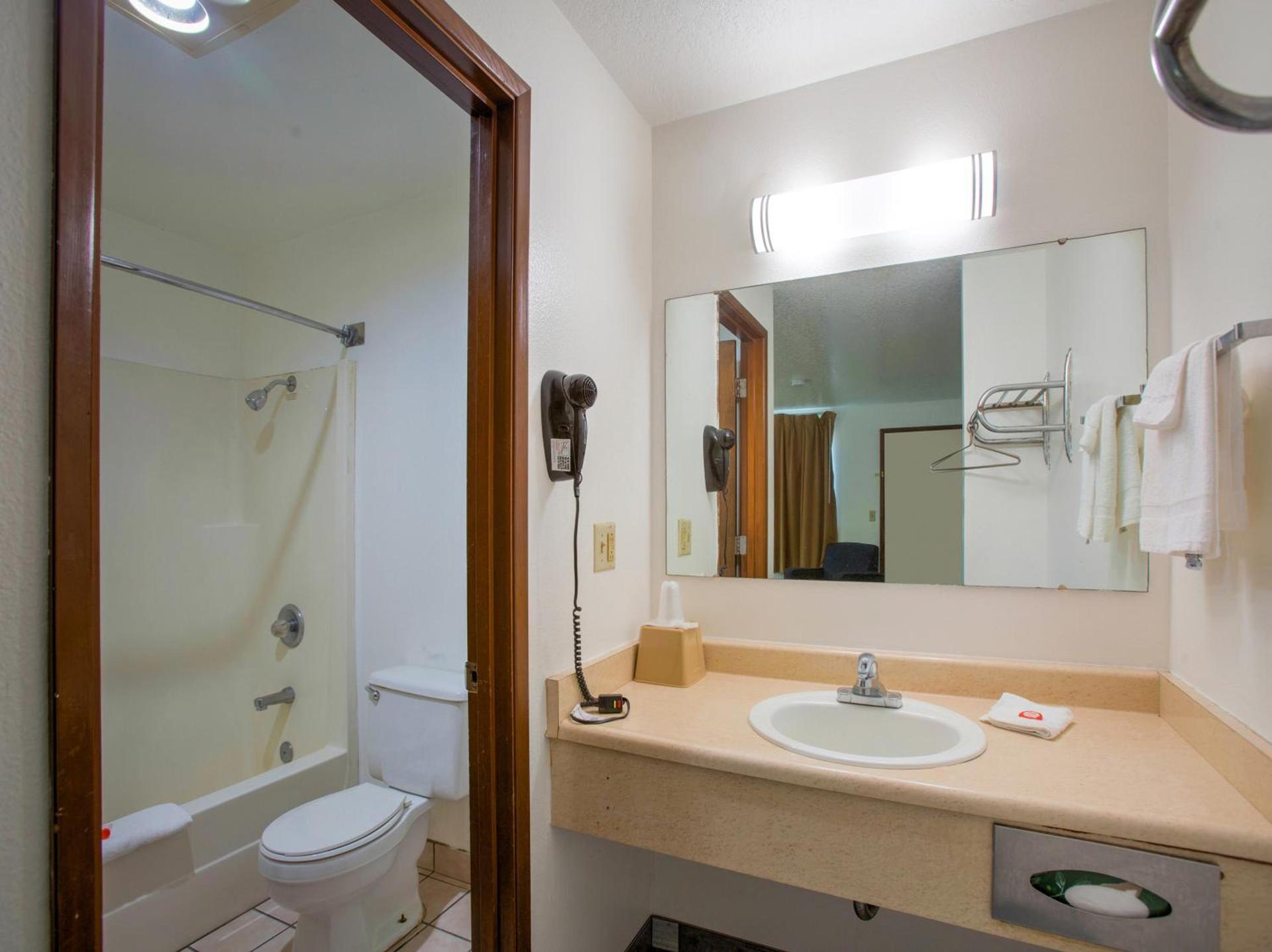 OYO Woodland Hotel and Suites photo 29