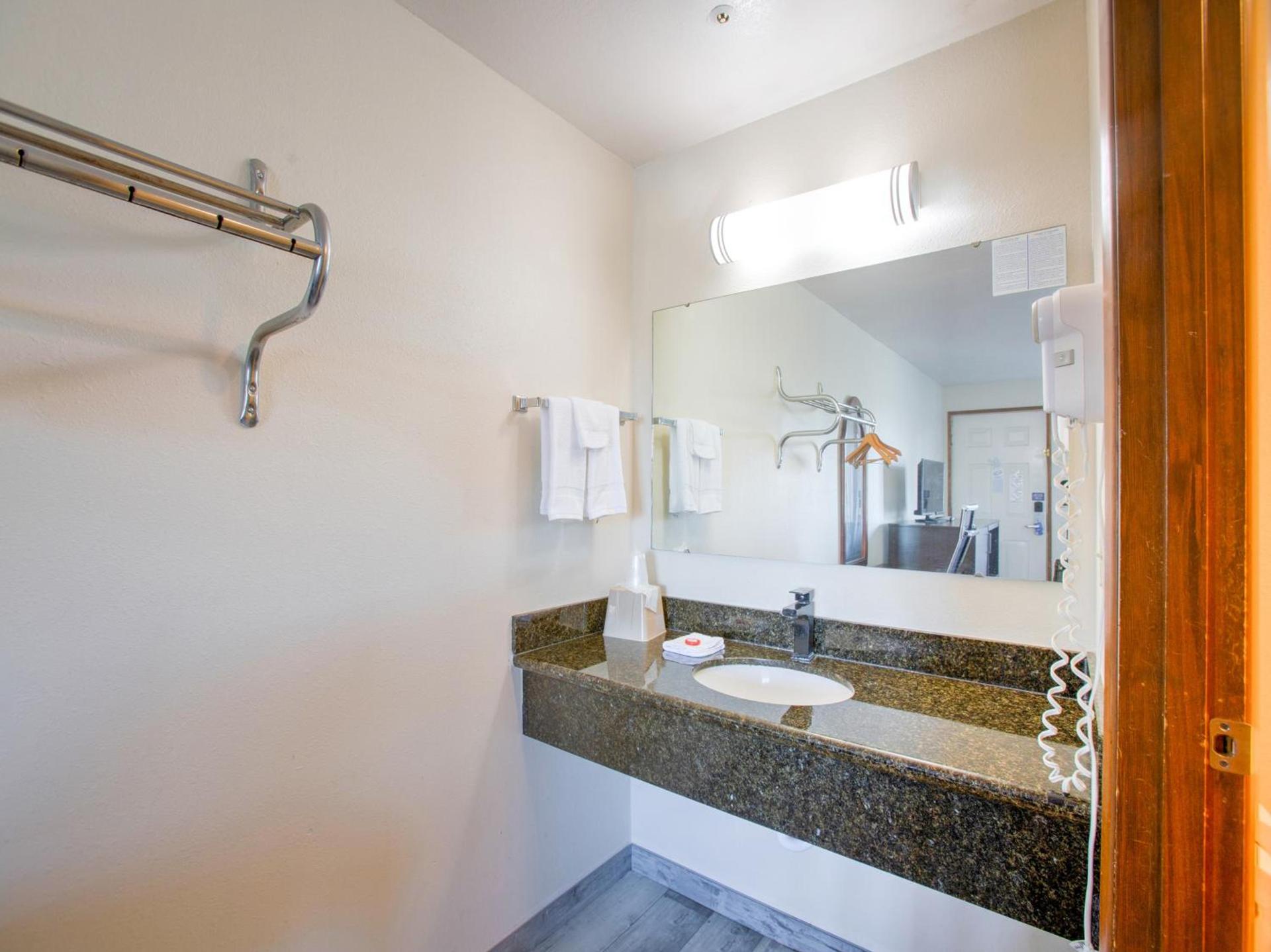OYO Woodland Hotel and Suites photo 37