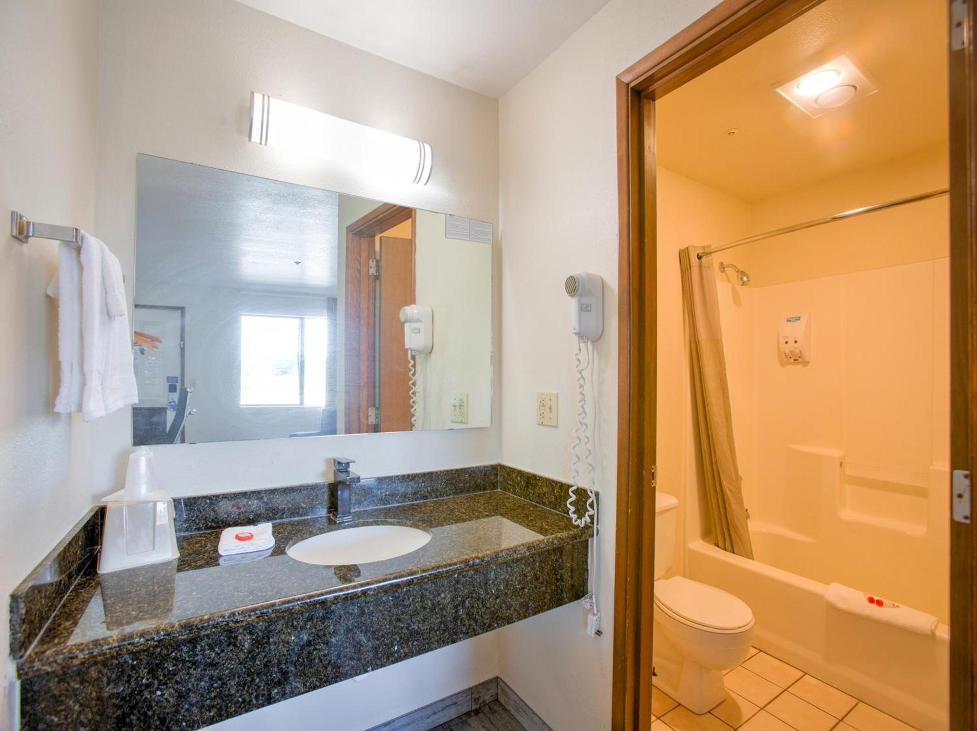OYO Woodland Hotel and Suites photo 28