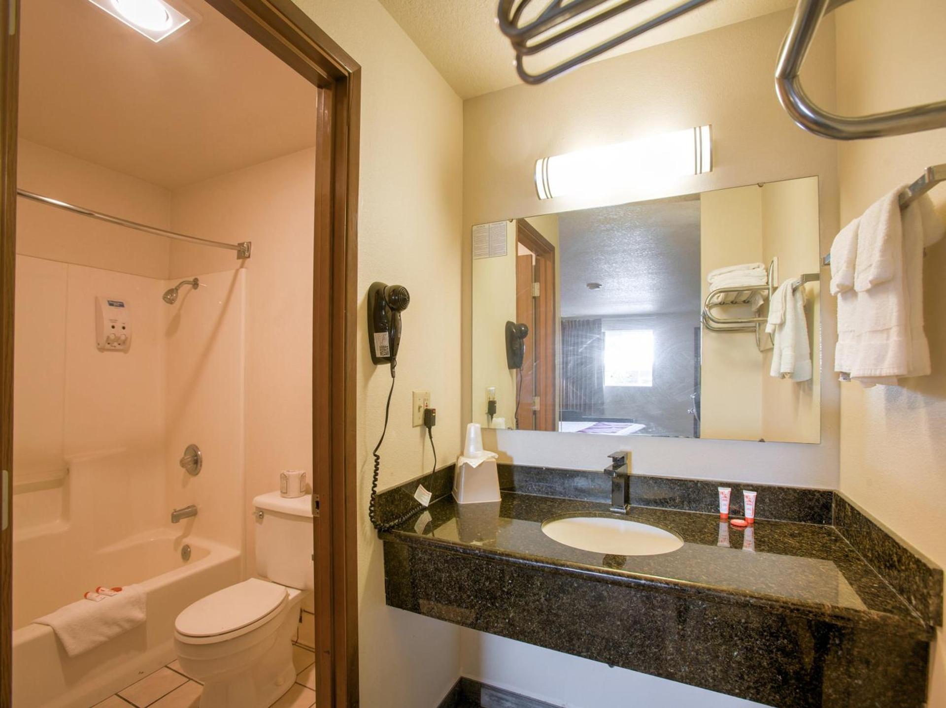 OYO Woodland Hotel and Suites photo 21