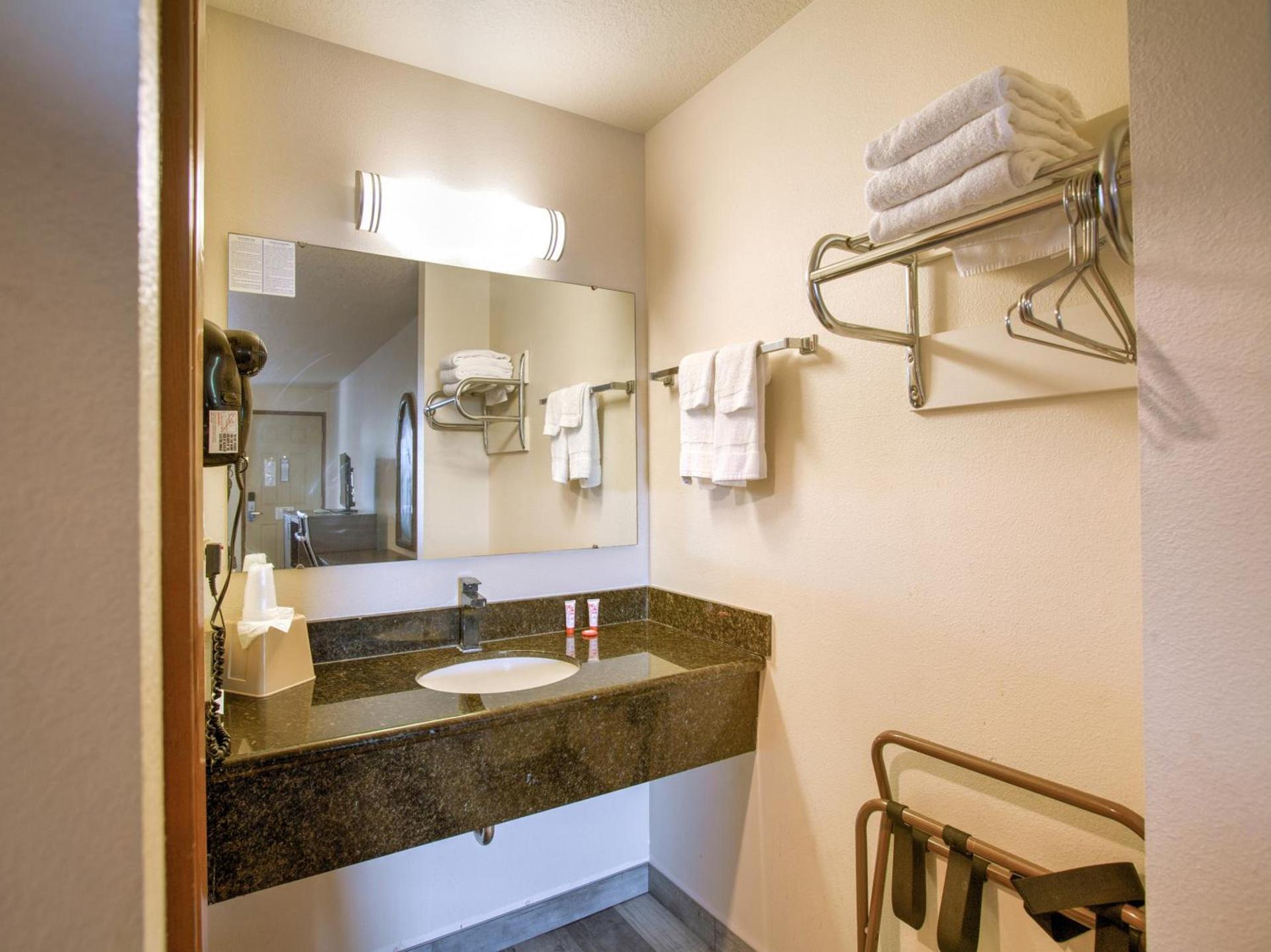 OYO Woodland Hotel and Suites photo 22