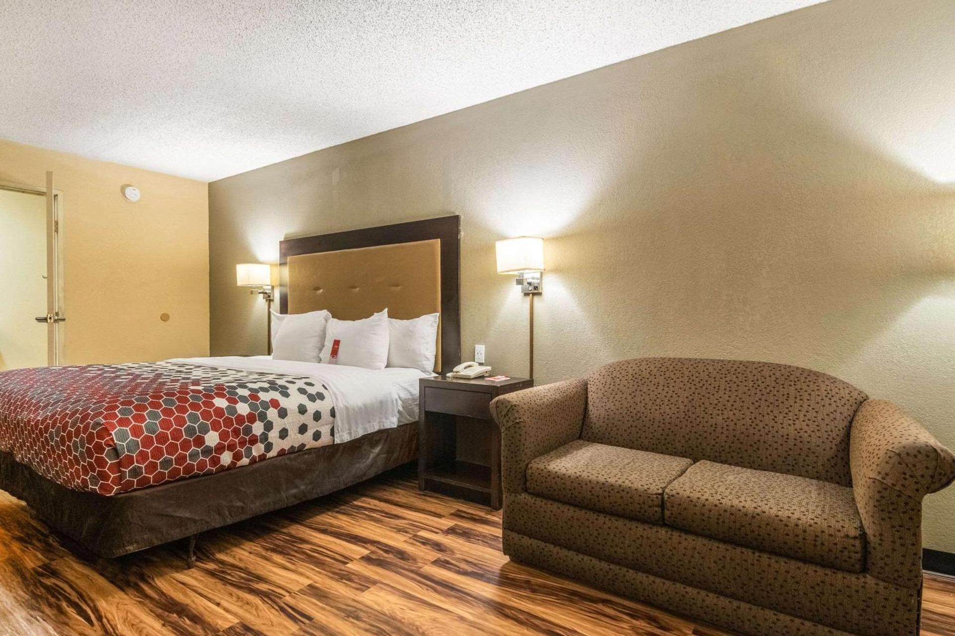 Econo Lodge Hillsboro I-35 photo 12