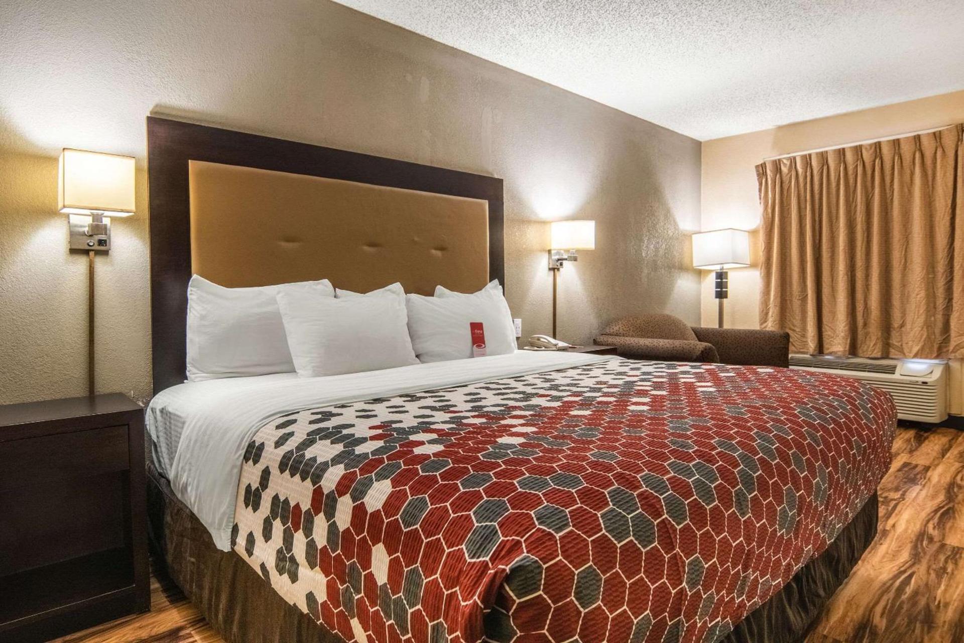 Econo Lodge Hillsboro I-35 photo 13