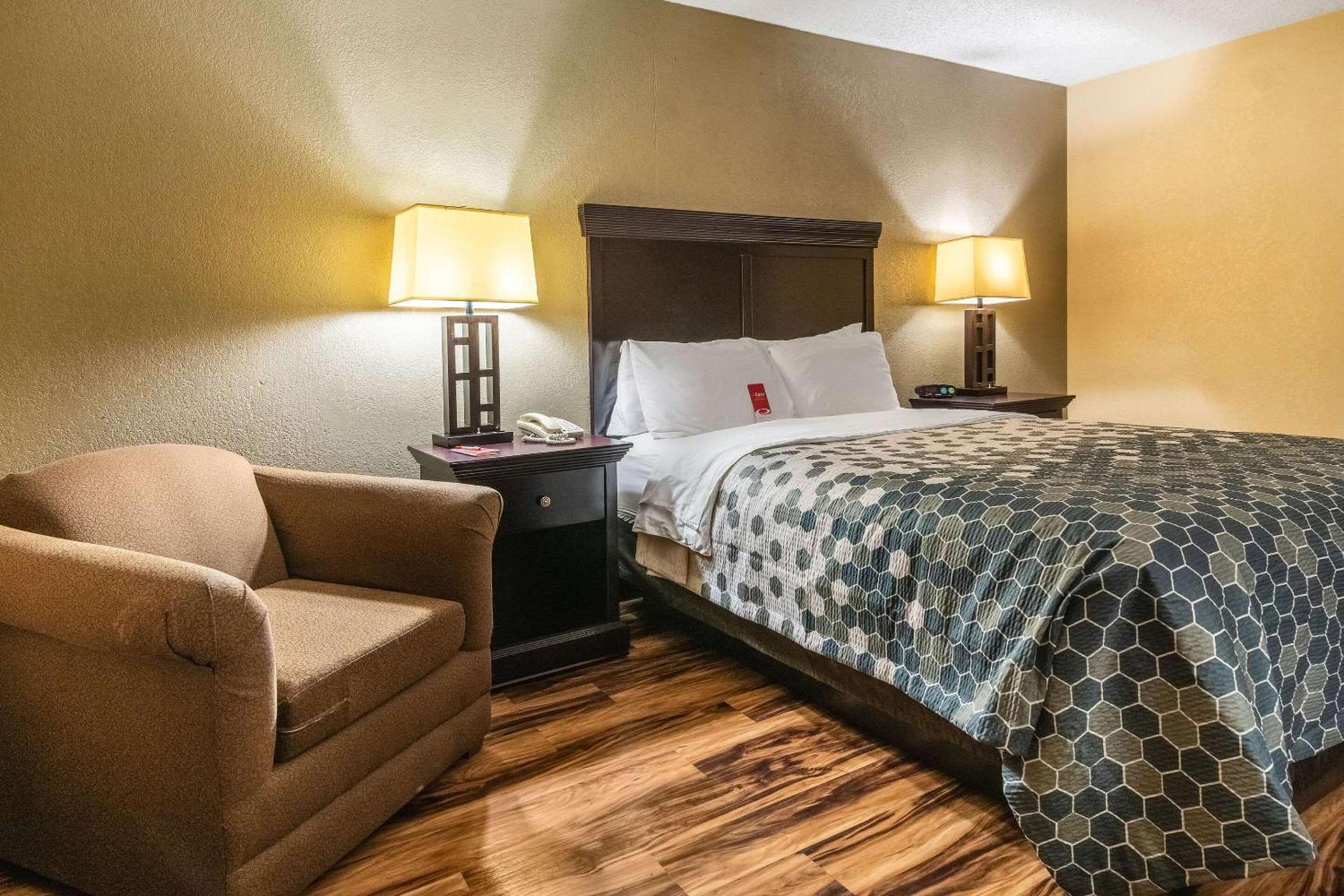 Econo Lodge Hillsboro I-35 photo 14