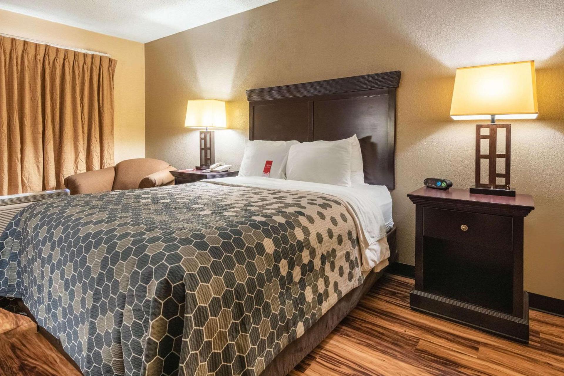 Econo Lodge Hillsboro I-35 photo 15
