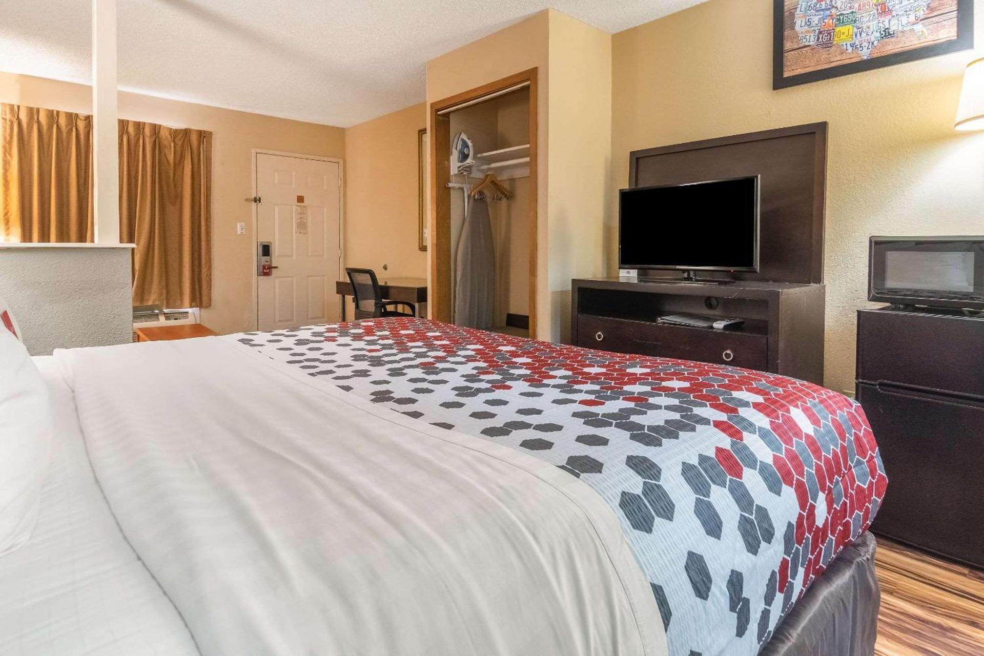 Econo Lodge Hillsboro I-35 photo 16