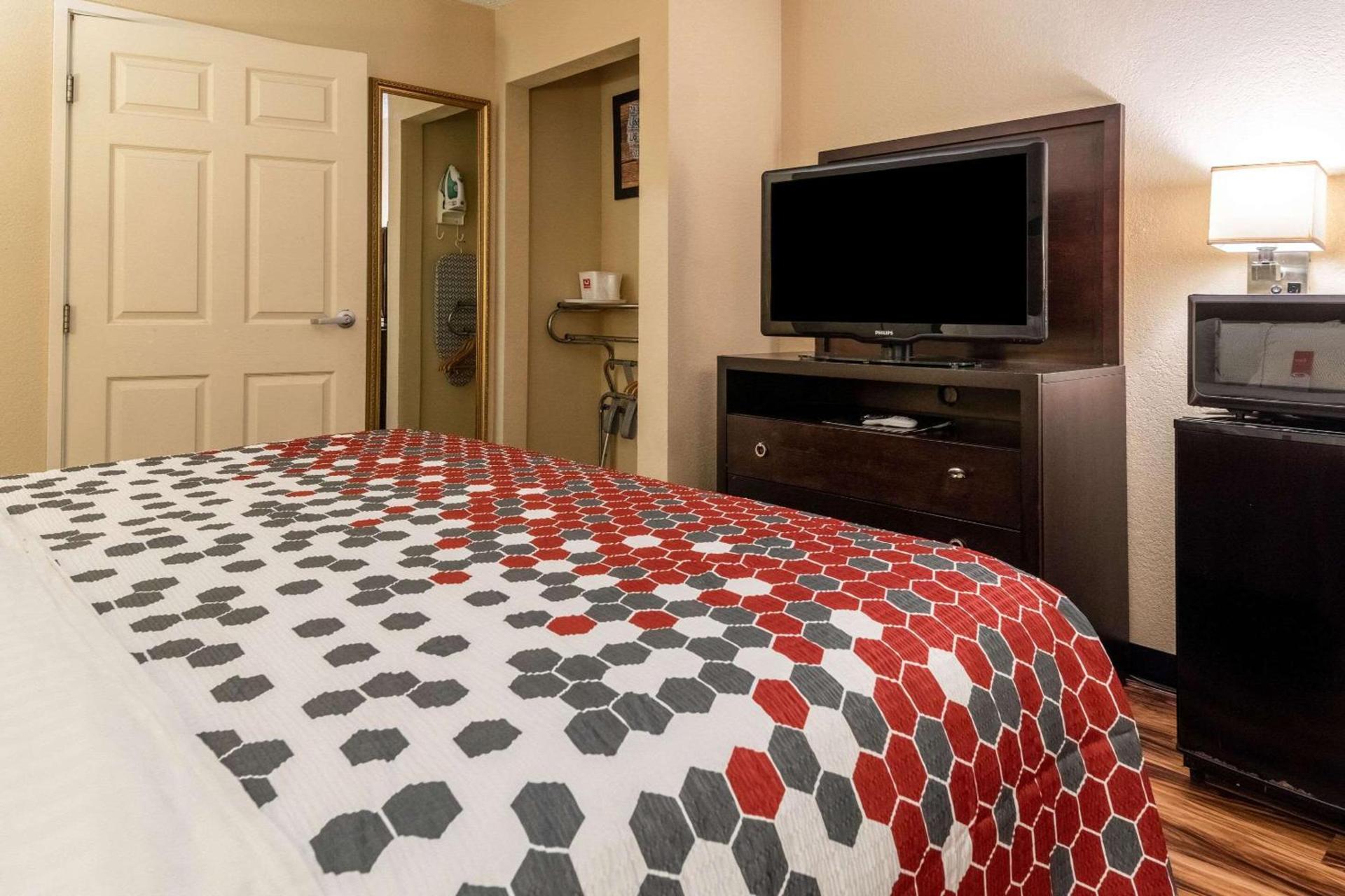 Econo Lodge Hillsboro I-35 photo 17