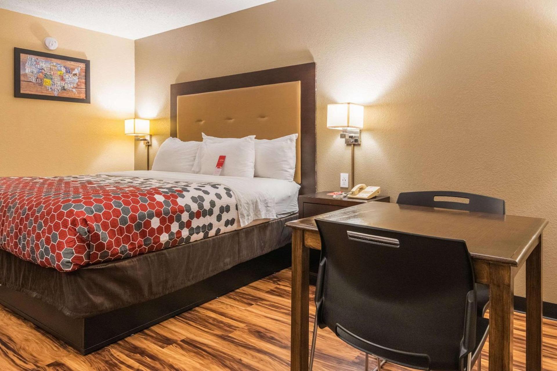 Econo Lodge Hillsboro I-35 photo 18