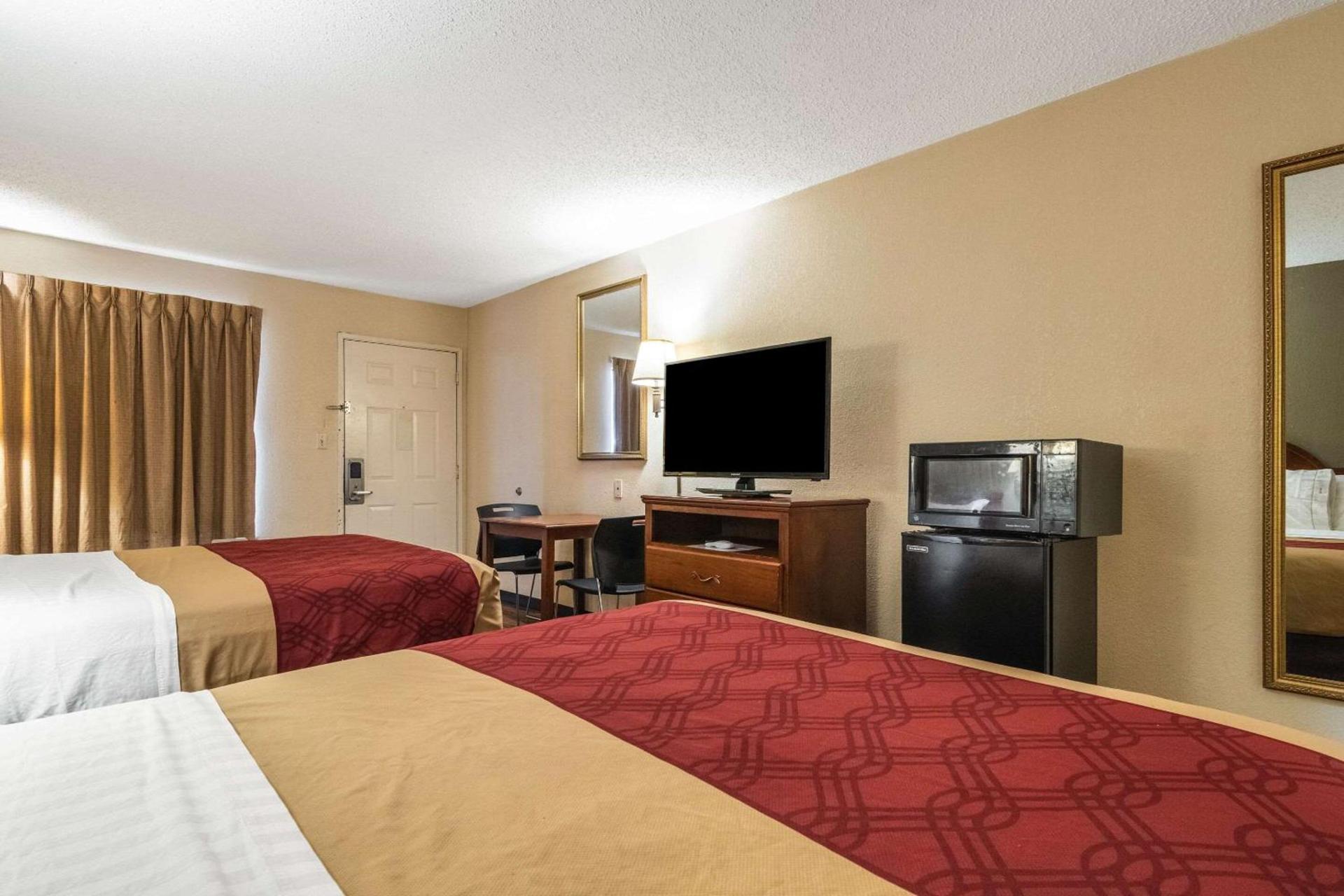 Econo Lodge Hillsboro I-35 photo 25