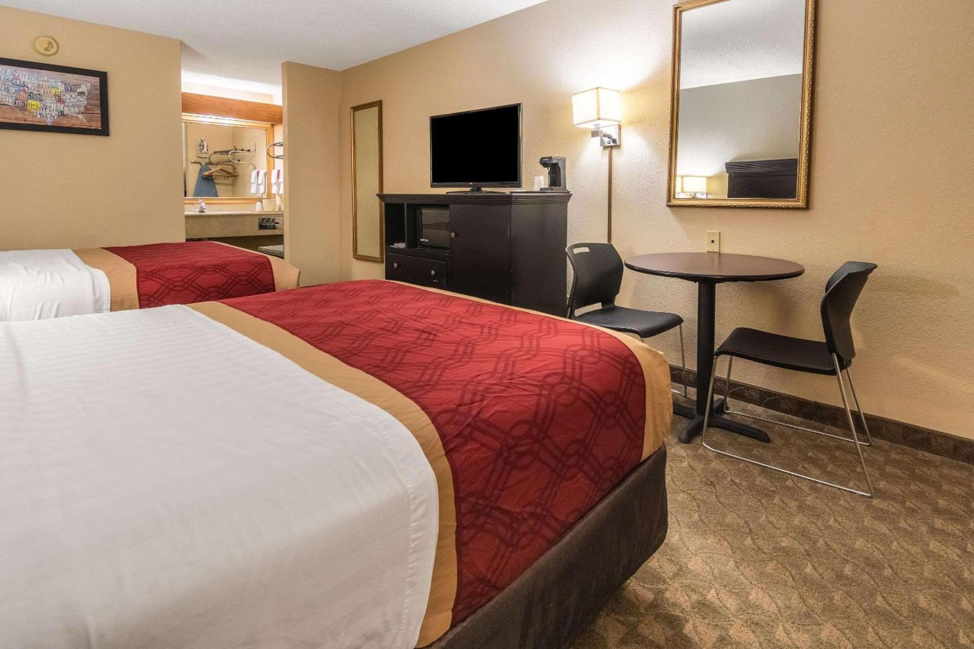 Econo Lodge Hillsboro I-35 photo 28