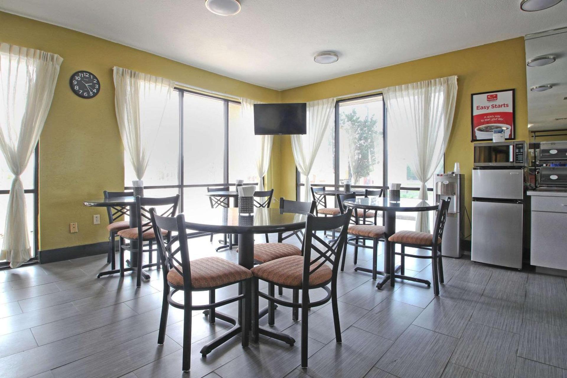 Econo Lodge Hillsboro I-35 photo 30