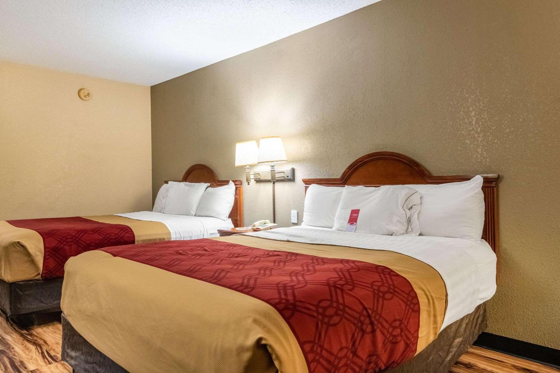 Econo Lodge Hillsboro I-35 photo 31