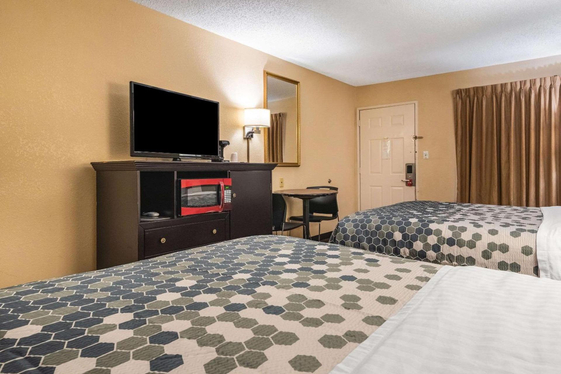 Econo Lodge Hillsboro I-35 photo 32