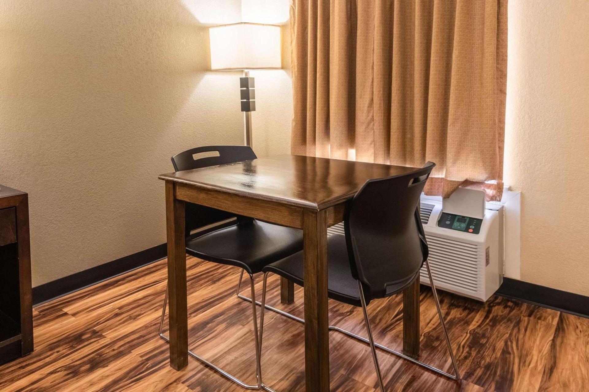 Econo Lodge Hillsboro I-35 photo 33
