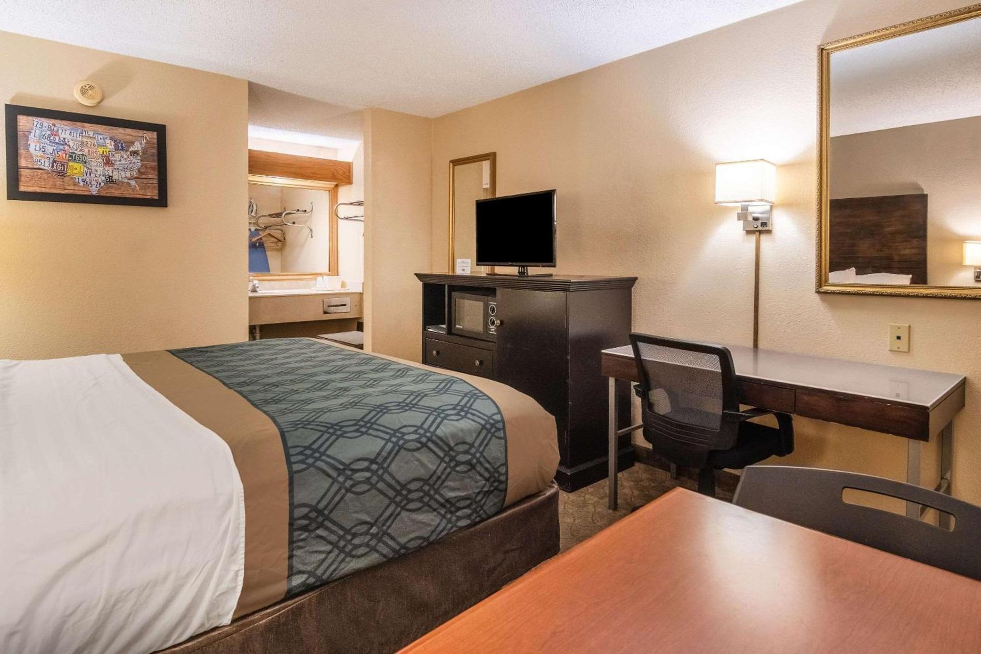 Econo Lodge Hillsboro I-35 photo 34