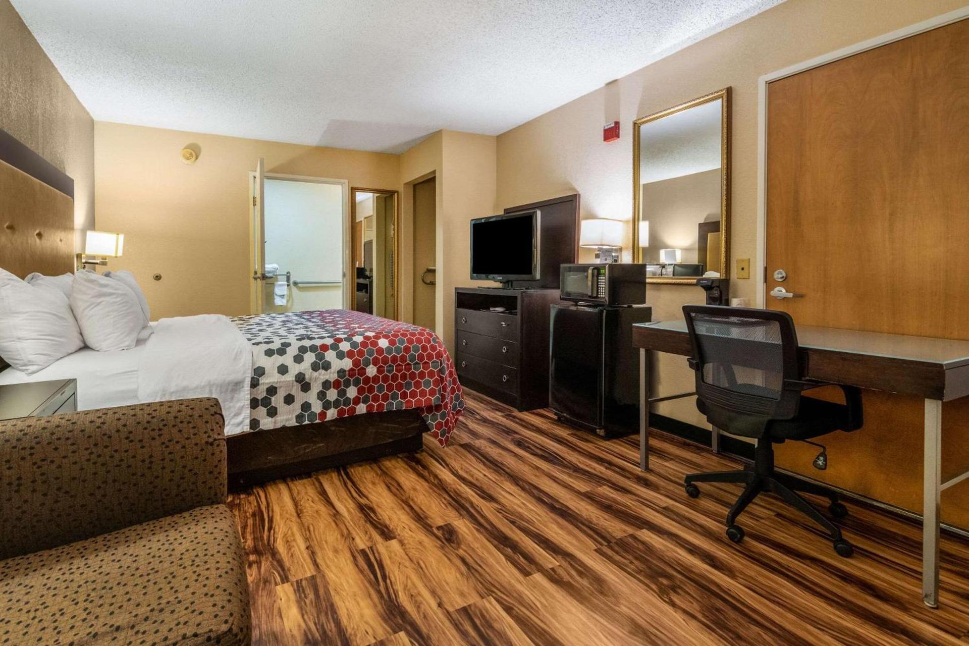 Econo Lodge Hillsboro I-35 photo 36