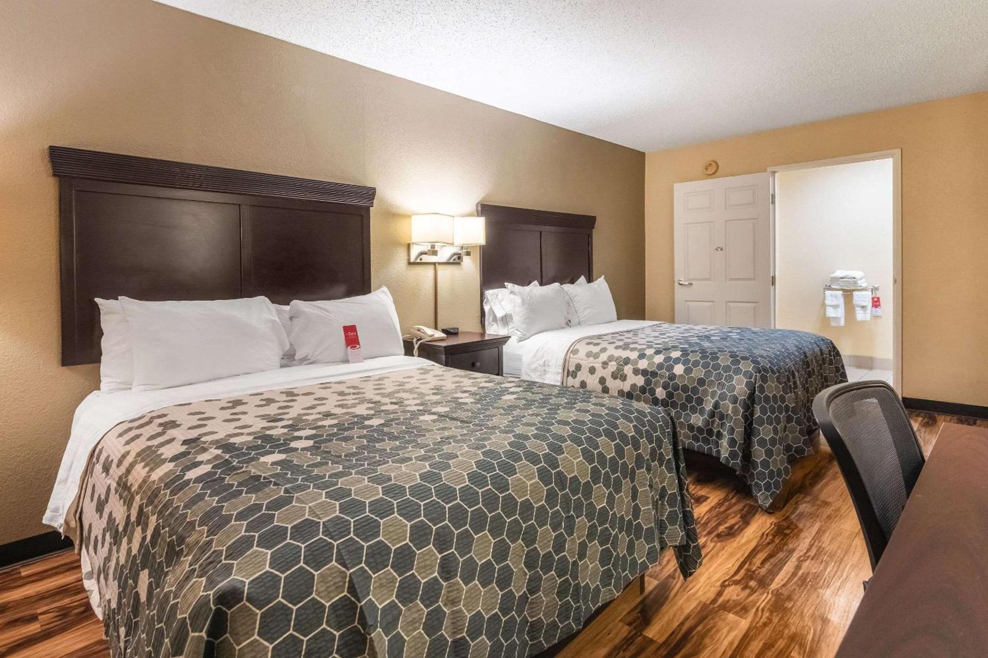 Econo Lodge Hillsboro I-35 photo 38