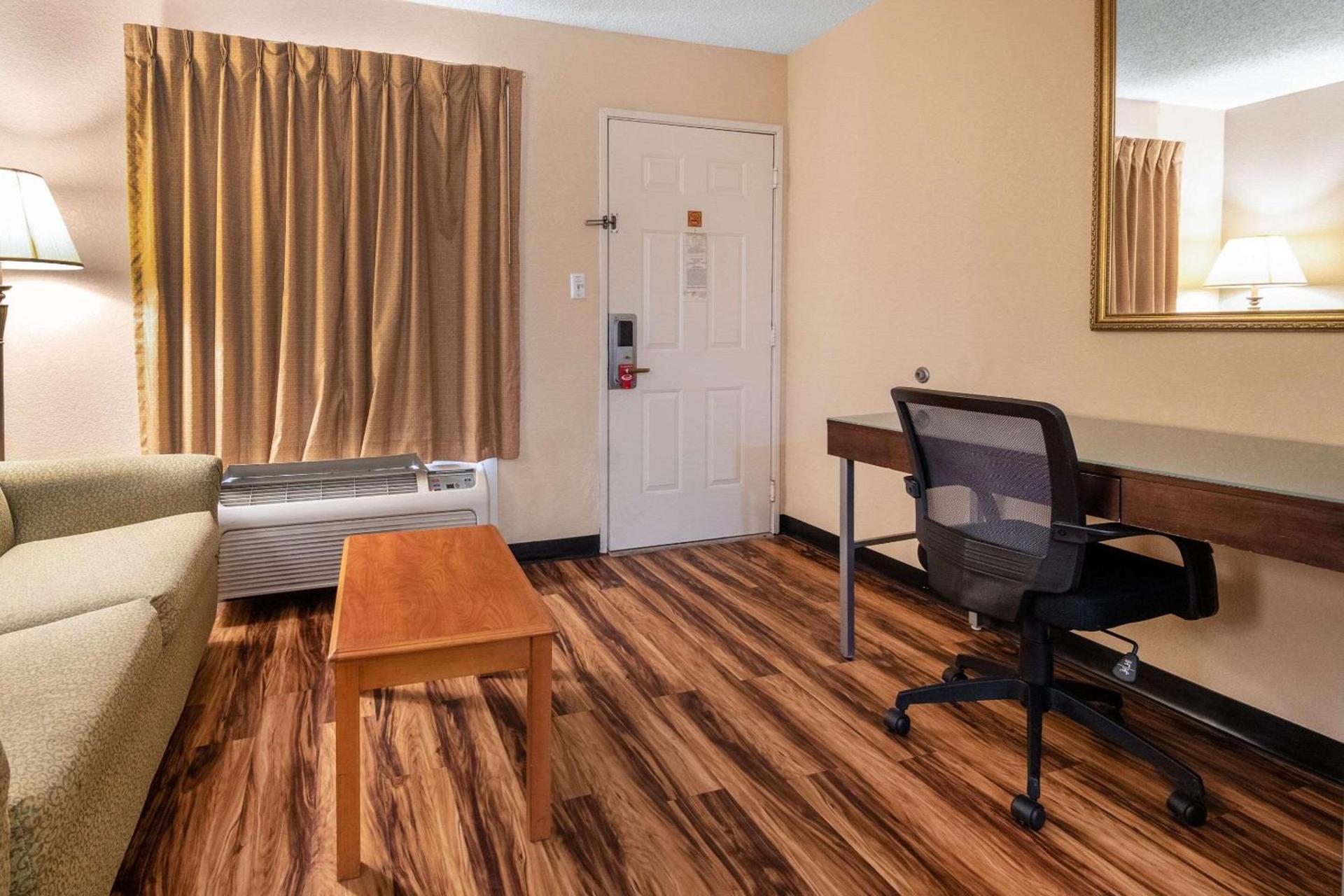 Econo Lodge Hillsboro I-35 photo 41
