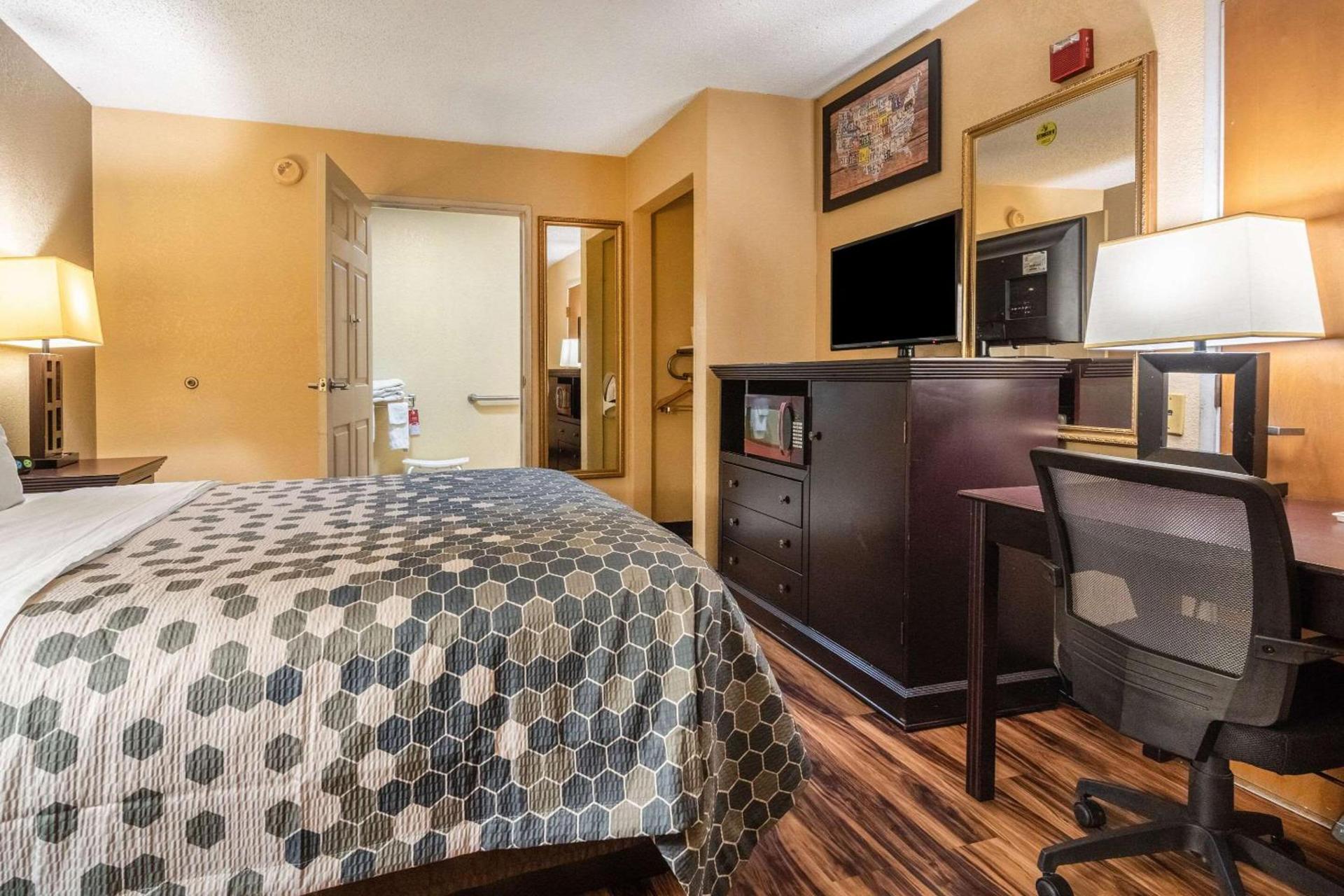 Econo Lodge Hillsboro I-35 photo 42
