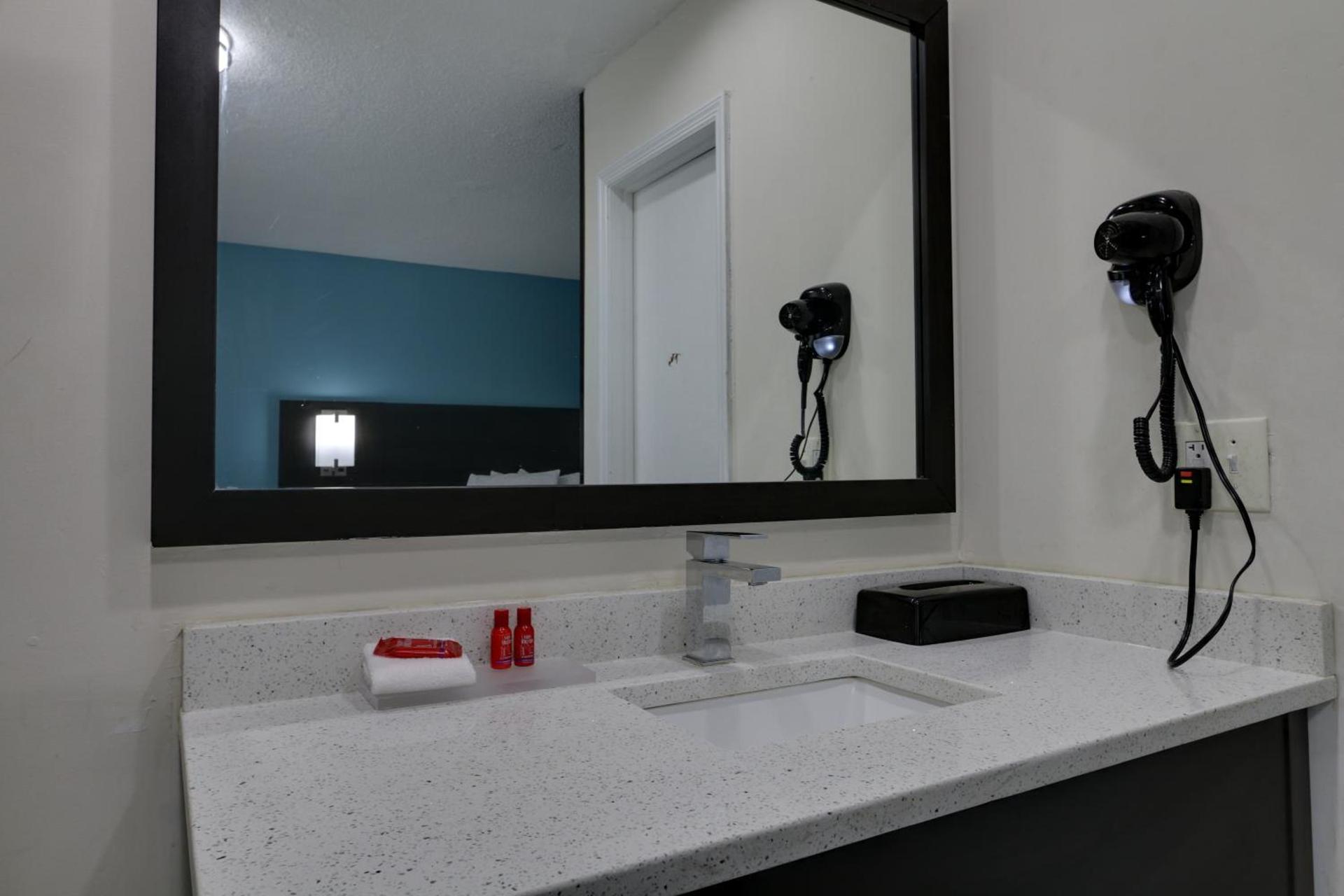 Travelodge by Wyndham Calhoun South I-75 photo 41