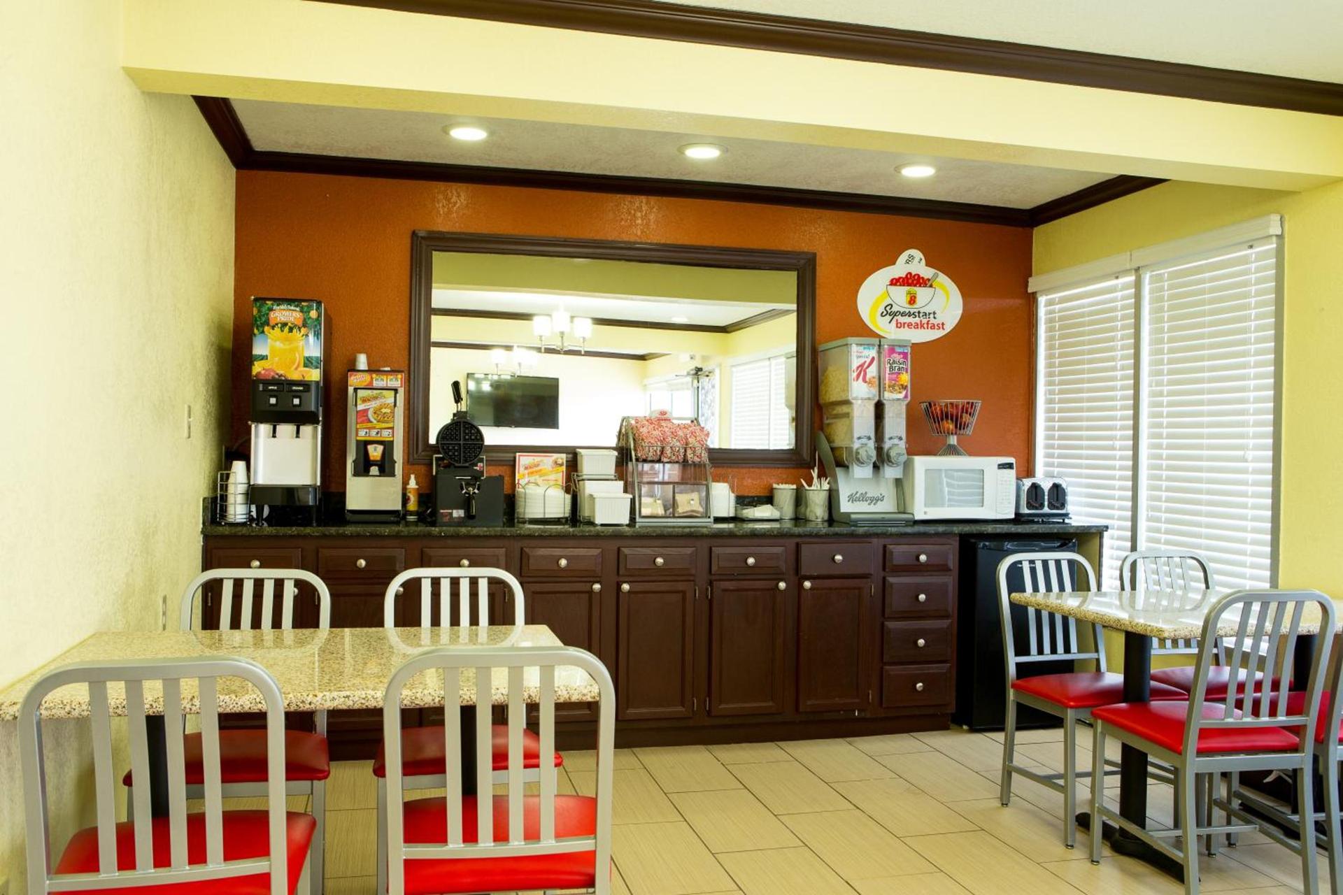 Super 8 by Wyndham Woodward photo 18