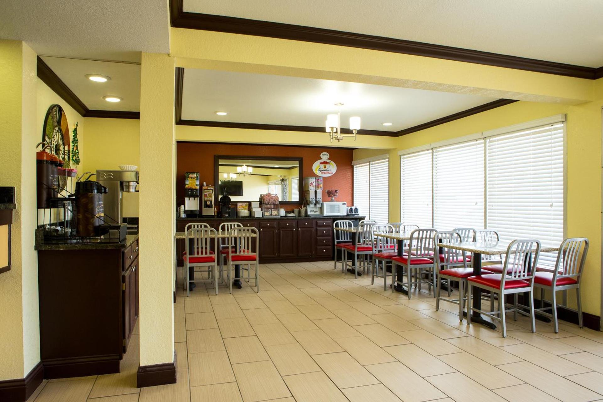 Super 8 by Wyndham Woodward photo 19