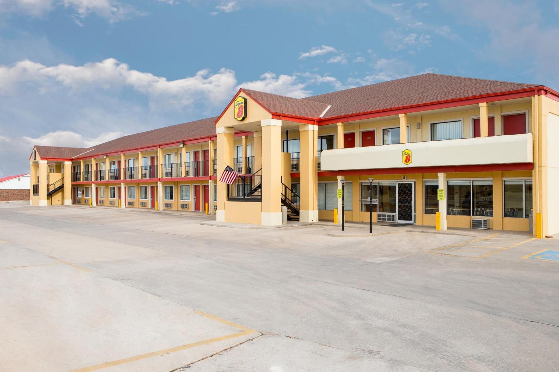 Super 8 by Wyndham Woodward photo 20