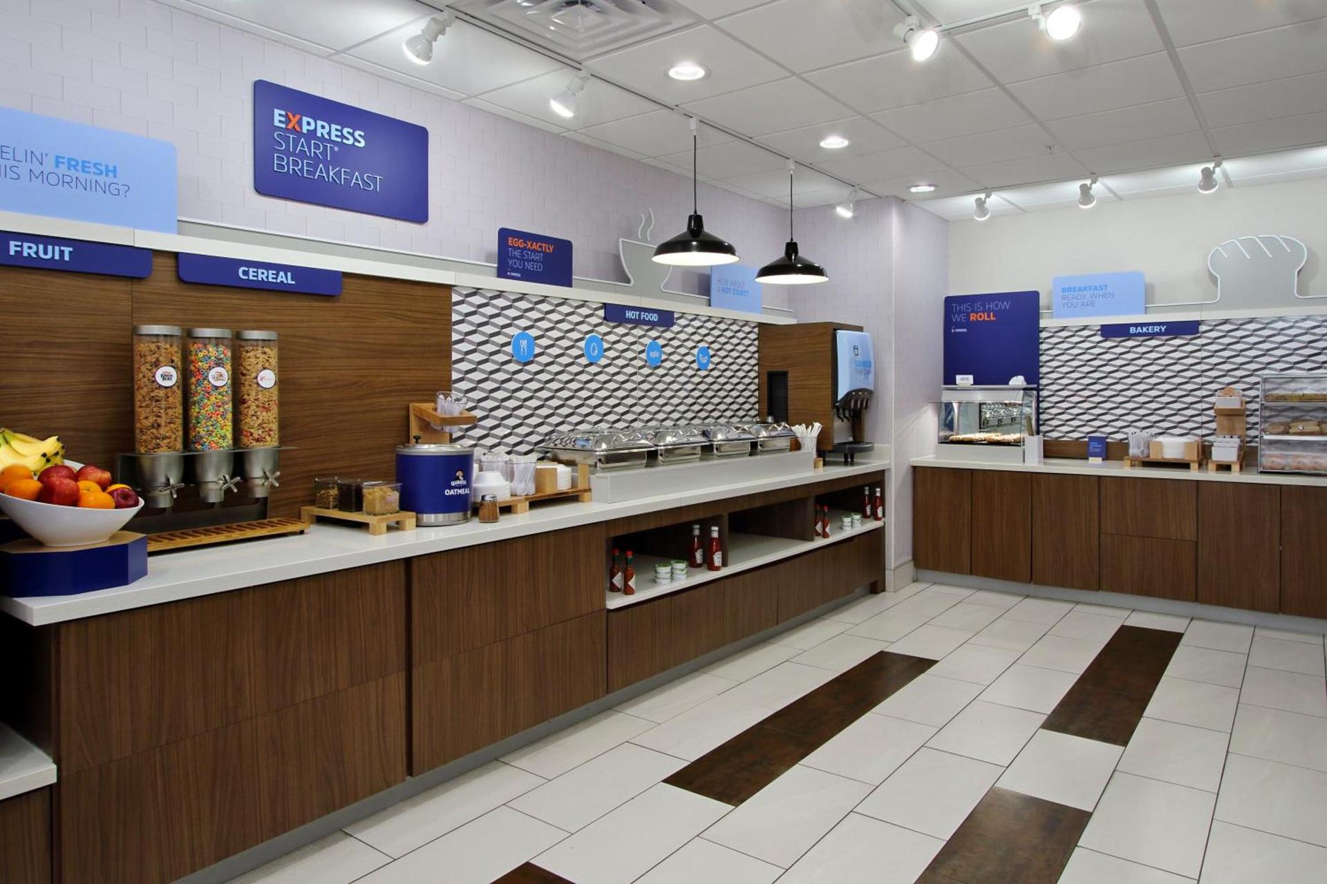 Holiday Inn Express & Suites Columbus North by IHG photo 44