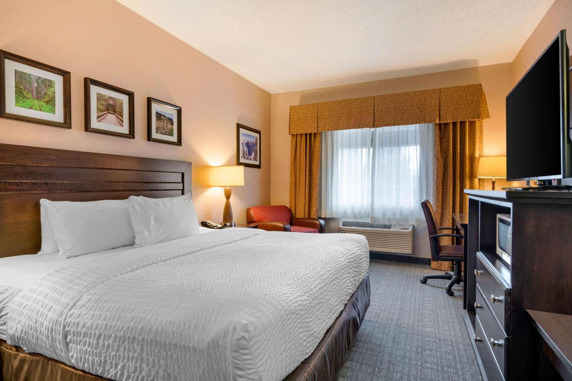 Clarion Pointe Medford photo 5
