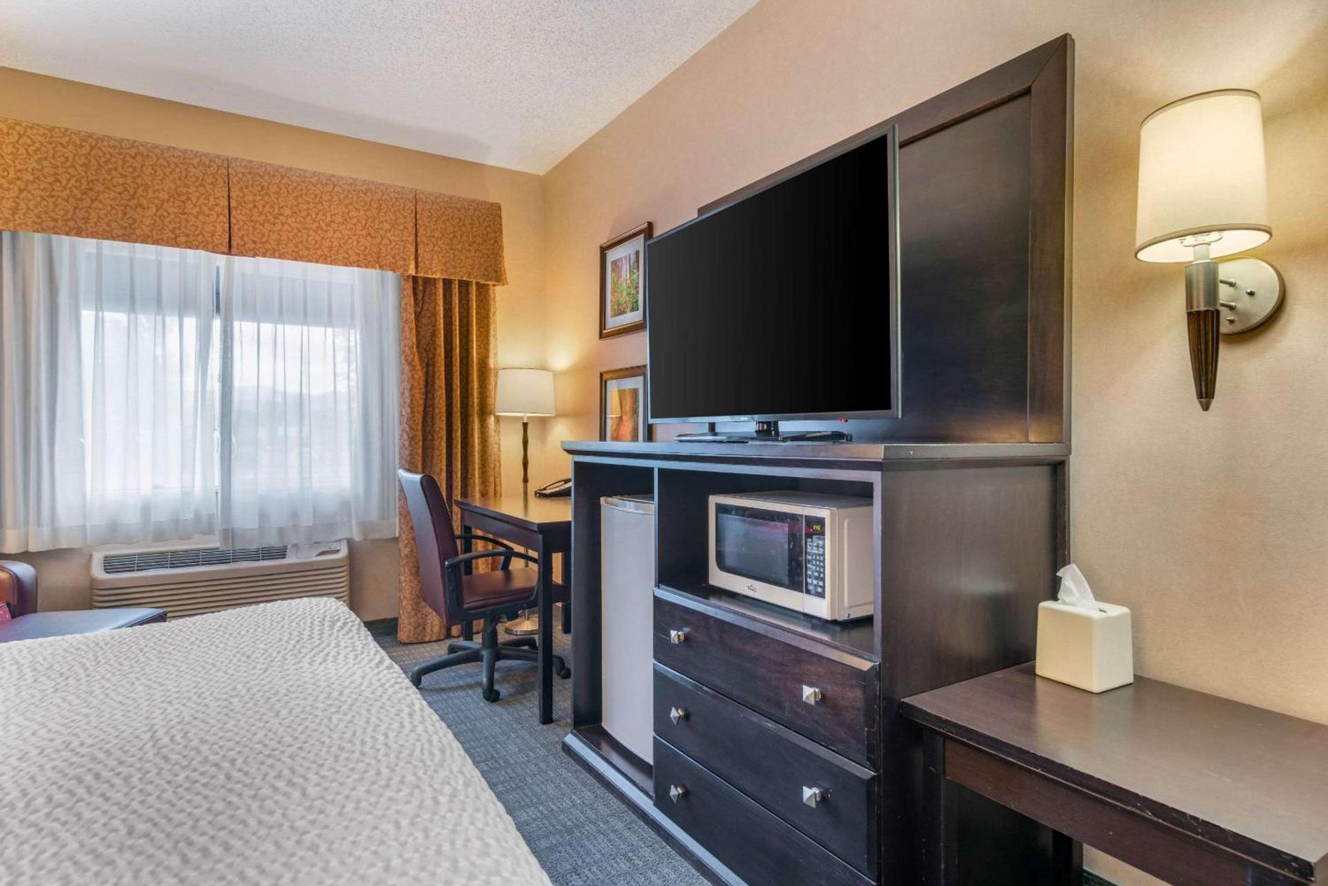 Clarion Pointe Medford photo 6