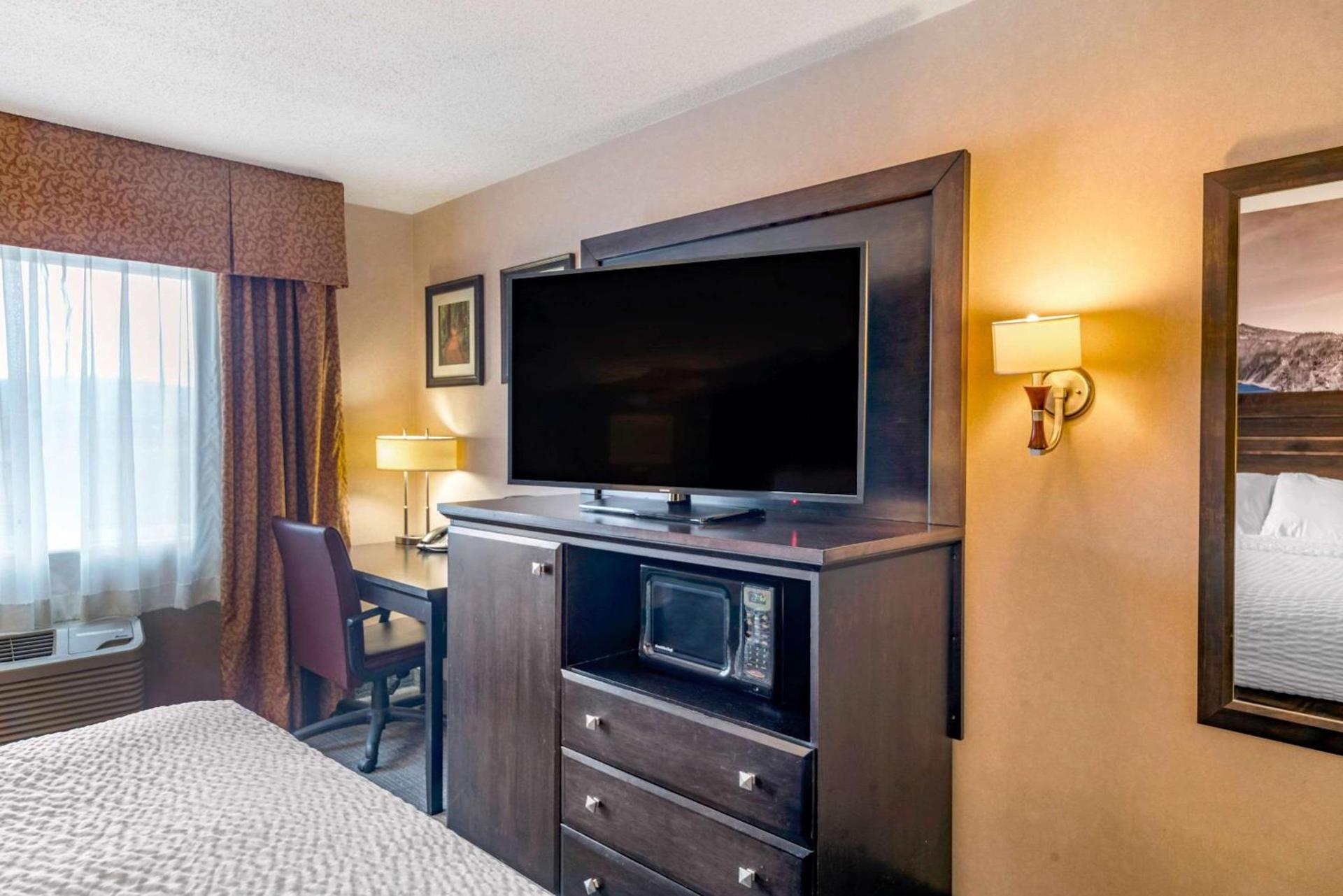 Clarion Pointe Medford photo 9