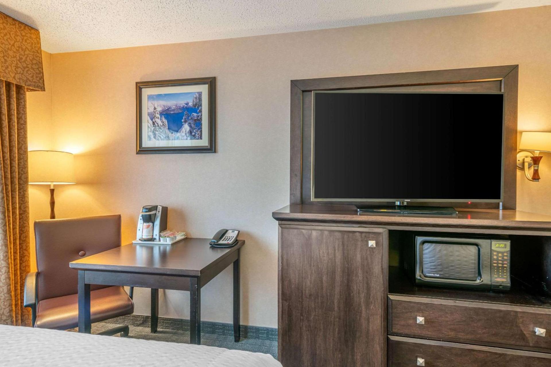 Clarion Pointe Medford photo 12