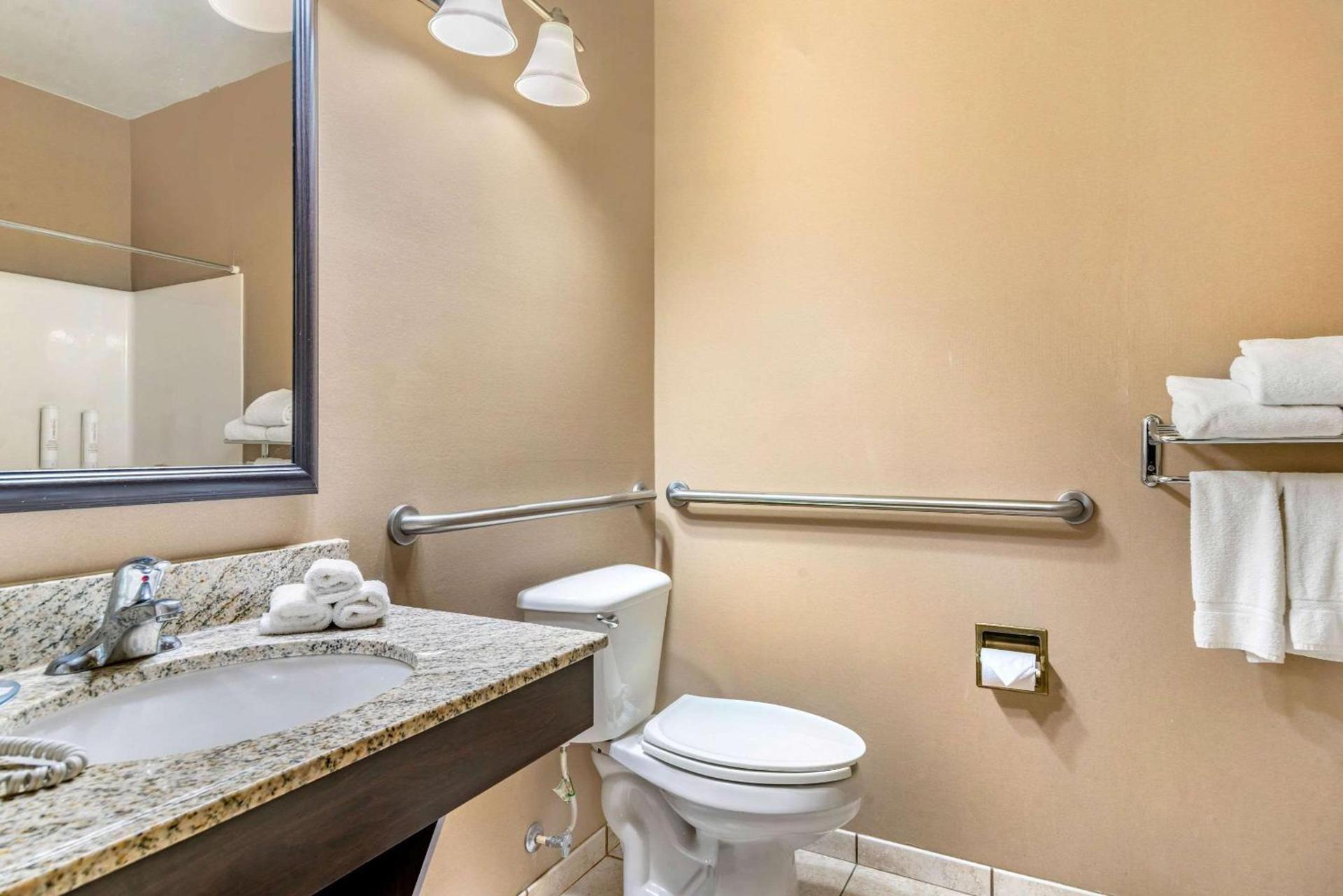 Clarion Pointe Medford photo 13