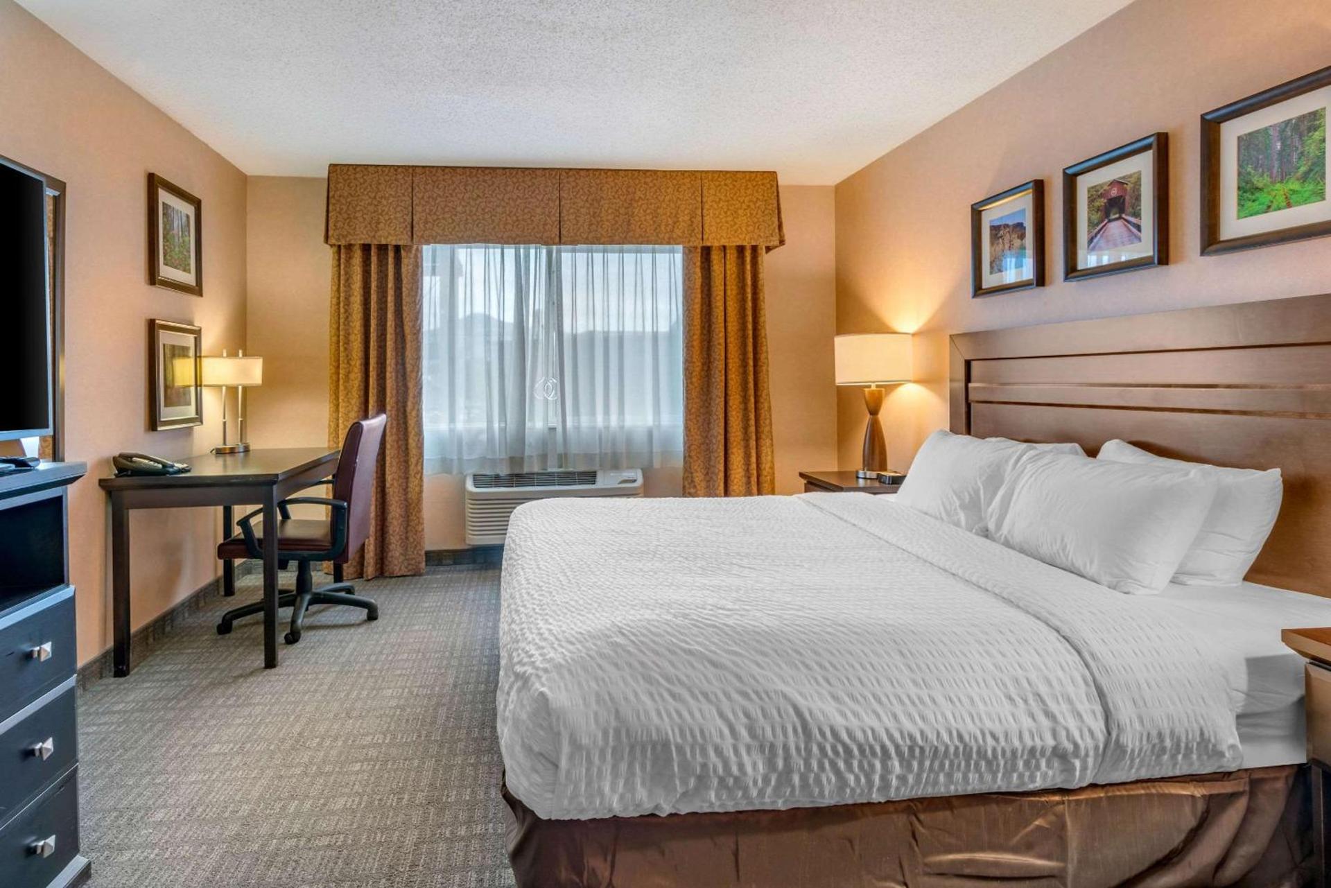 Clarion Pointe Medford photo 15